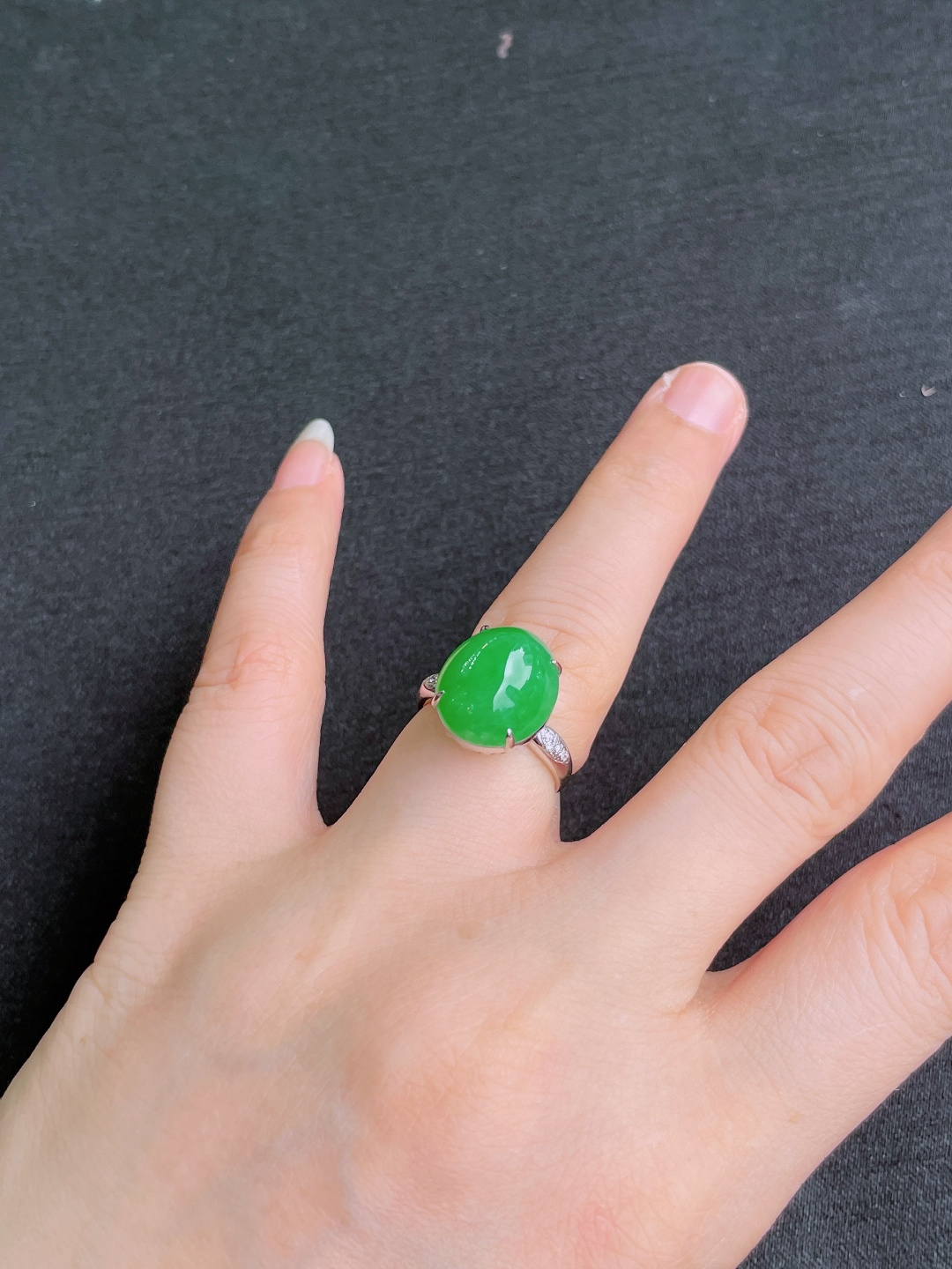 高冰绿蛋面戒指 晶莹剔透，新颖时尚，品相，14.5-13-5