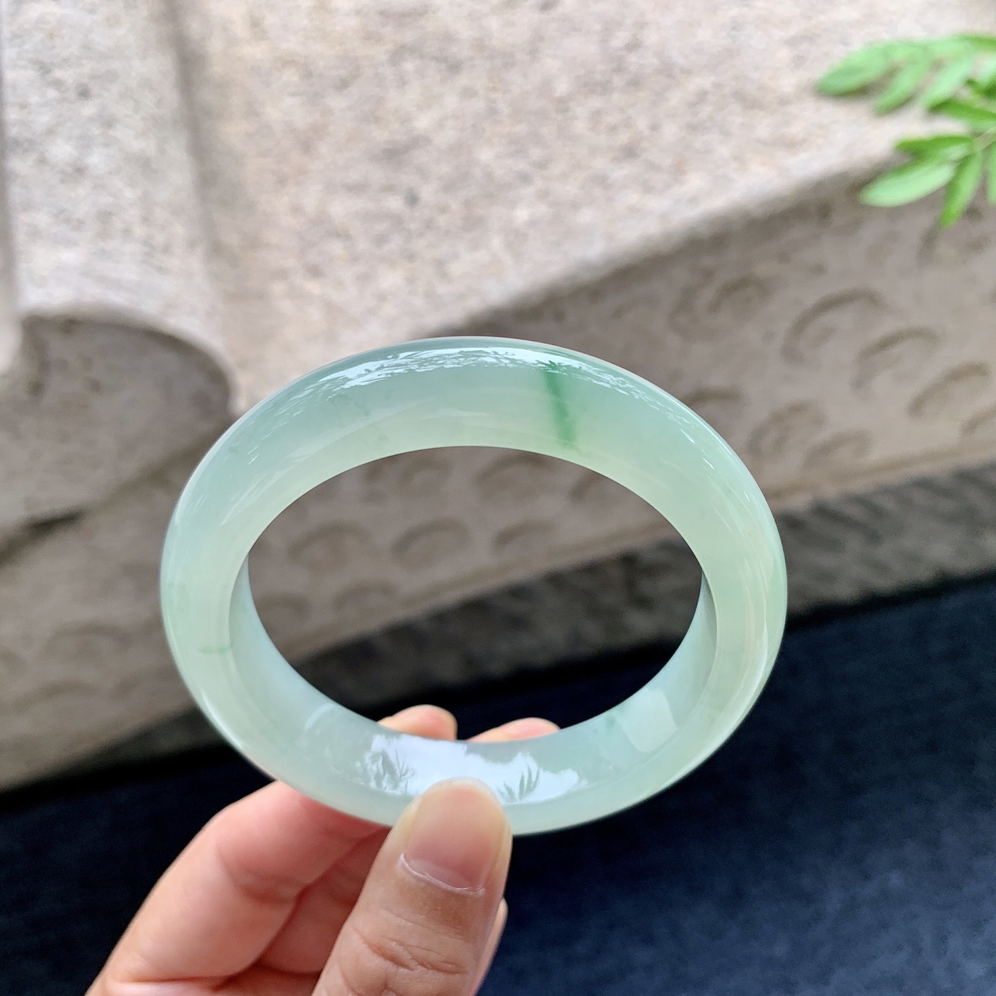 正圈54 55,圈口55.3/12.5/9,编码A2082916,描述糯冰淡绿飘绿，水润，种老，细腻，无裂