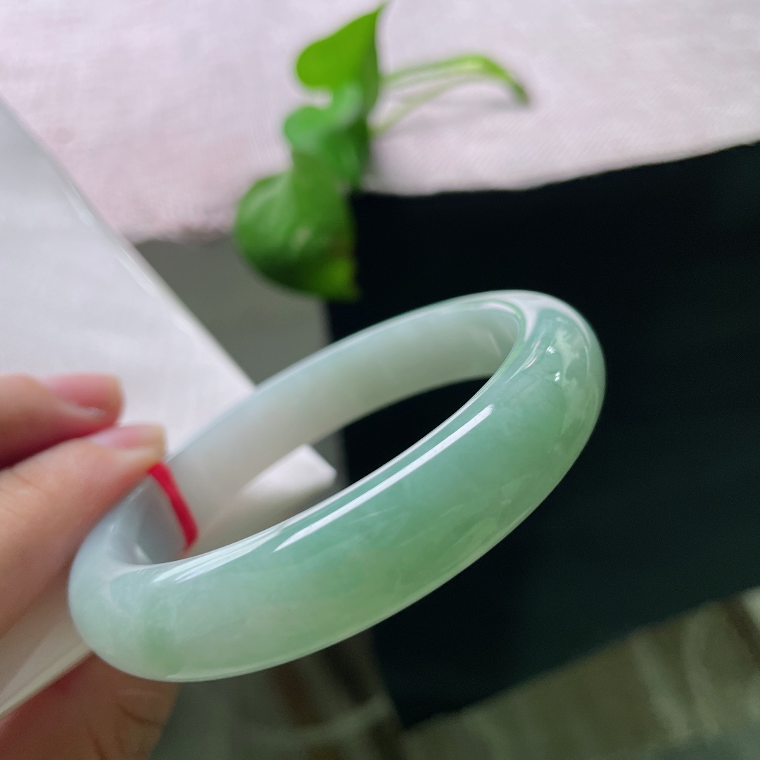 绿底正圈，水润细腻，半山水，沁人心脾，温婉，无裂，Ss54382a