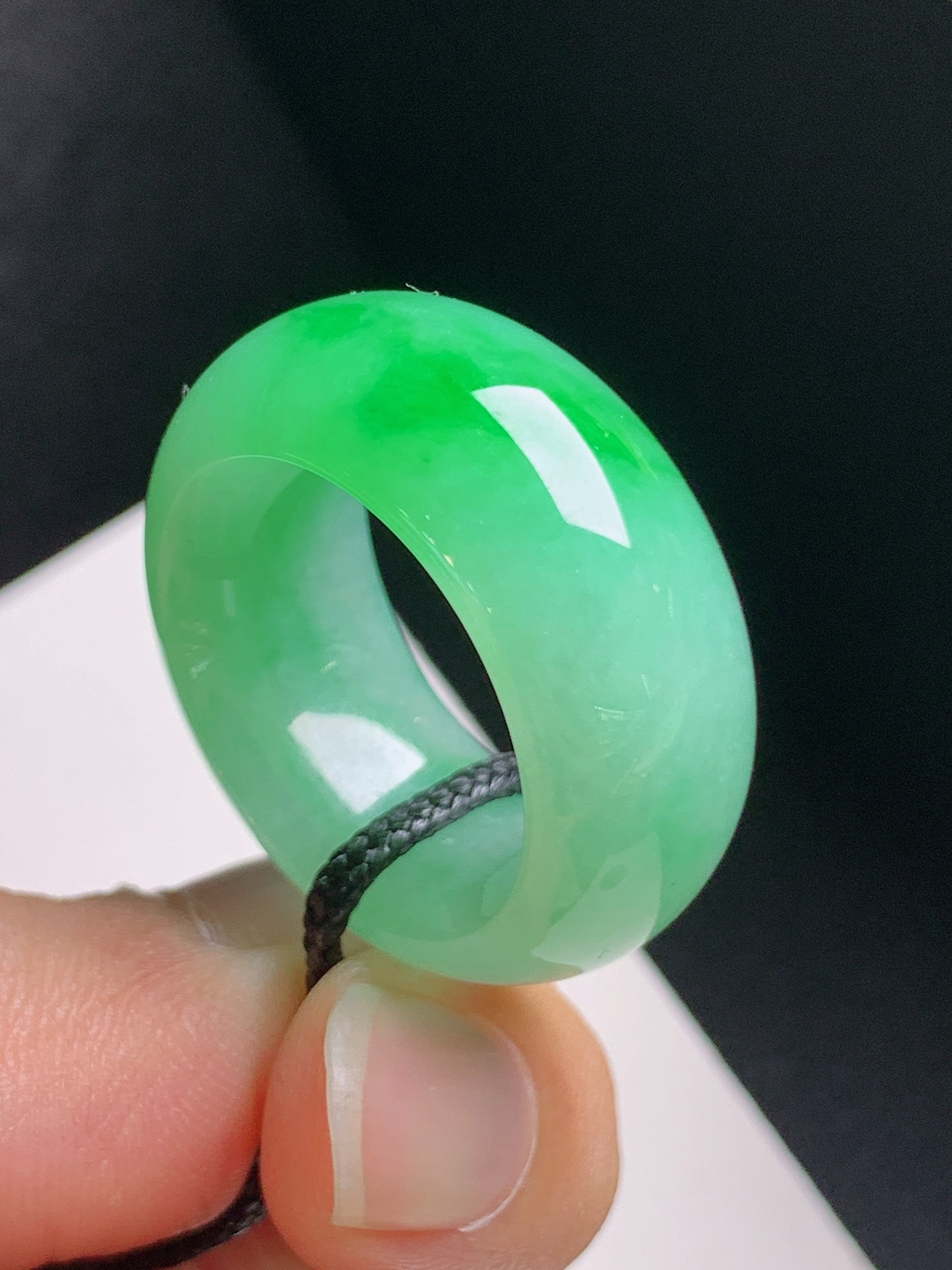 冰种绿指环，色泽明艳，玉质温润，大气显贵,裸石30.3-12.1-5.8,圈口21,080825