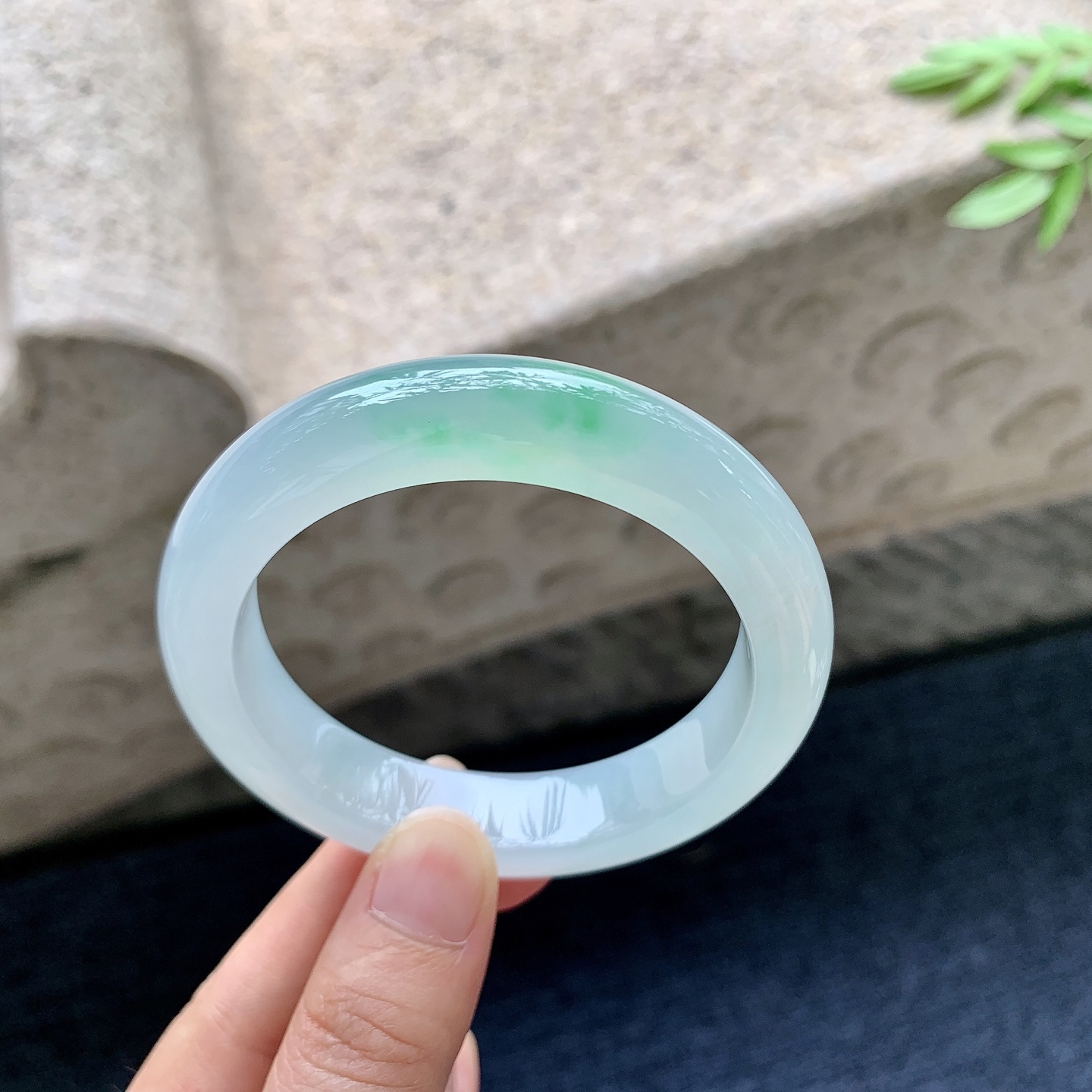 正圈53 54，圈口54.7/12.9/9.1，编码G7082927，冰糯飘绿，水润，种老，细腻，无裂。
