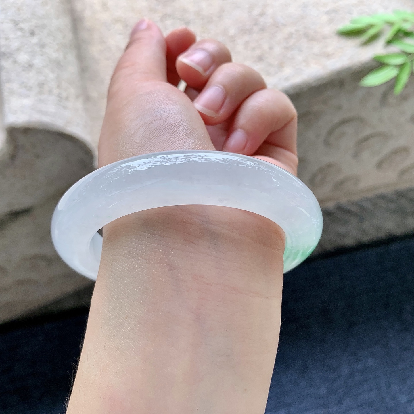 正圈57 58，圈口58.8/12.1/11，编码GJ082940，冰飘绿，清透，水润，种老，细腻，打灯有絮线
