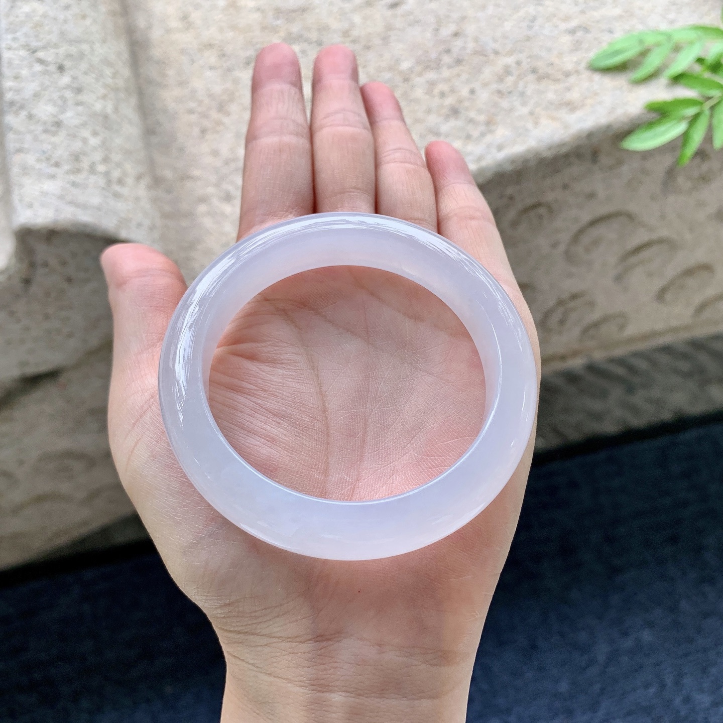 正圈55 56，圈口55/12/8.8，编码WW082949，糯冰淡粉紫，水润，种老，细腻，打灯有纹线