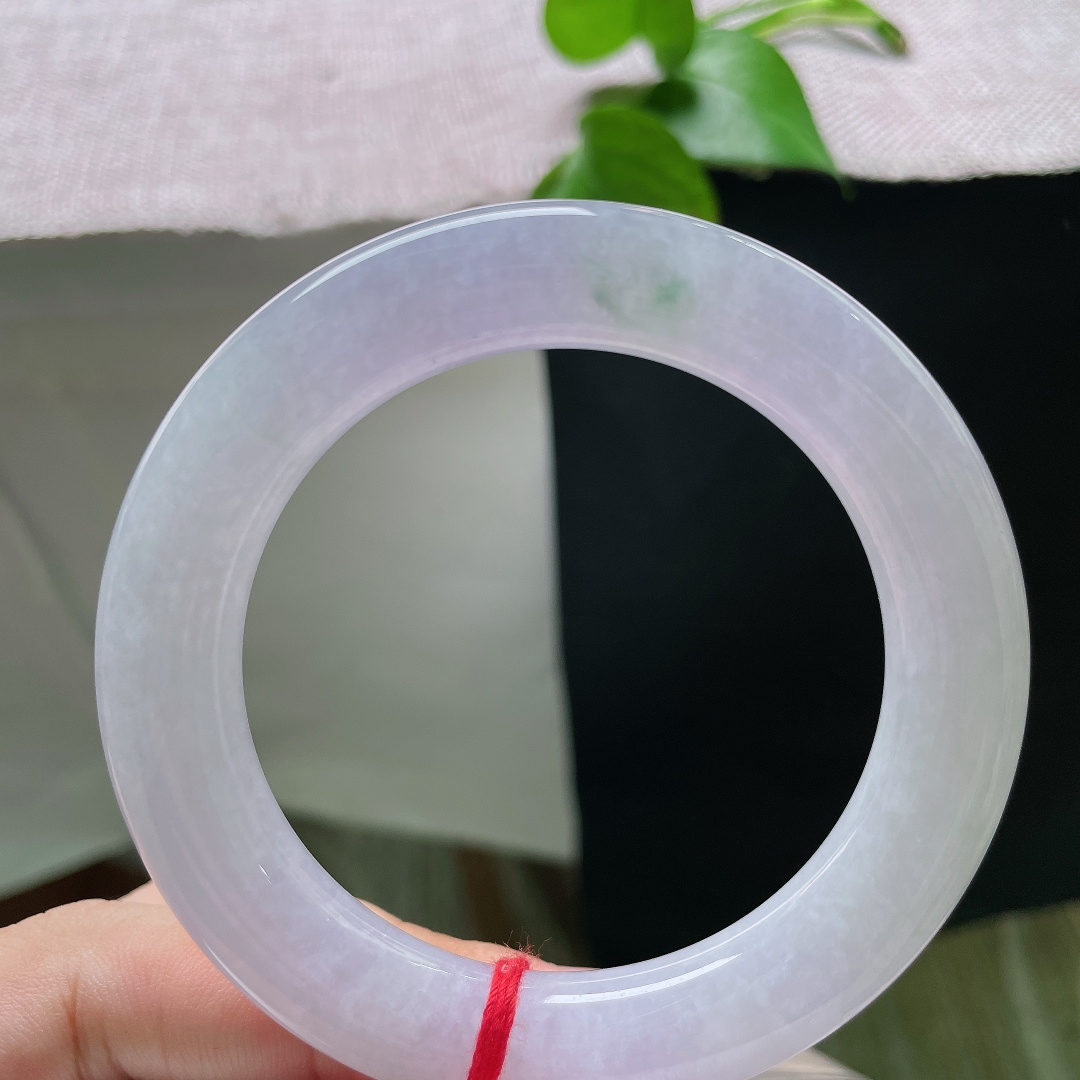 54/11.5，春彩圆条，无裂，淡粉似春日盛放的桃花，翠绿如同破土新芽，相映成趣雅致动人。ss556