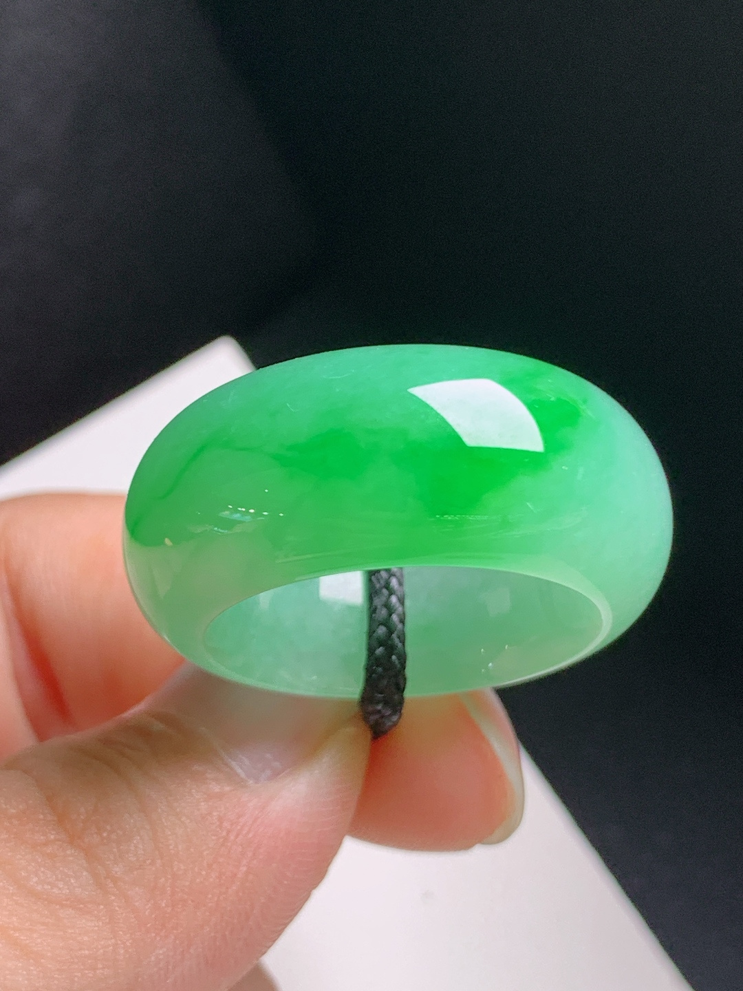 冰种绿指环，色泽明艳，玉质温润，大气显贵,裸石30.3-12.1-5.8,圈口21,080825