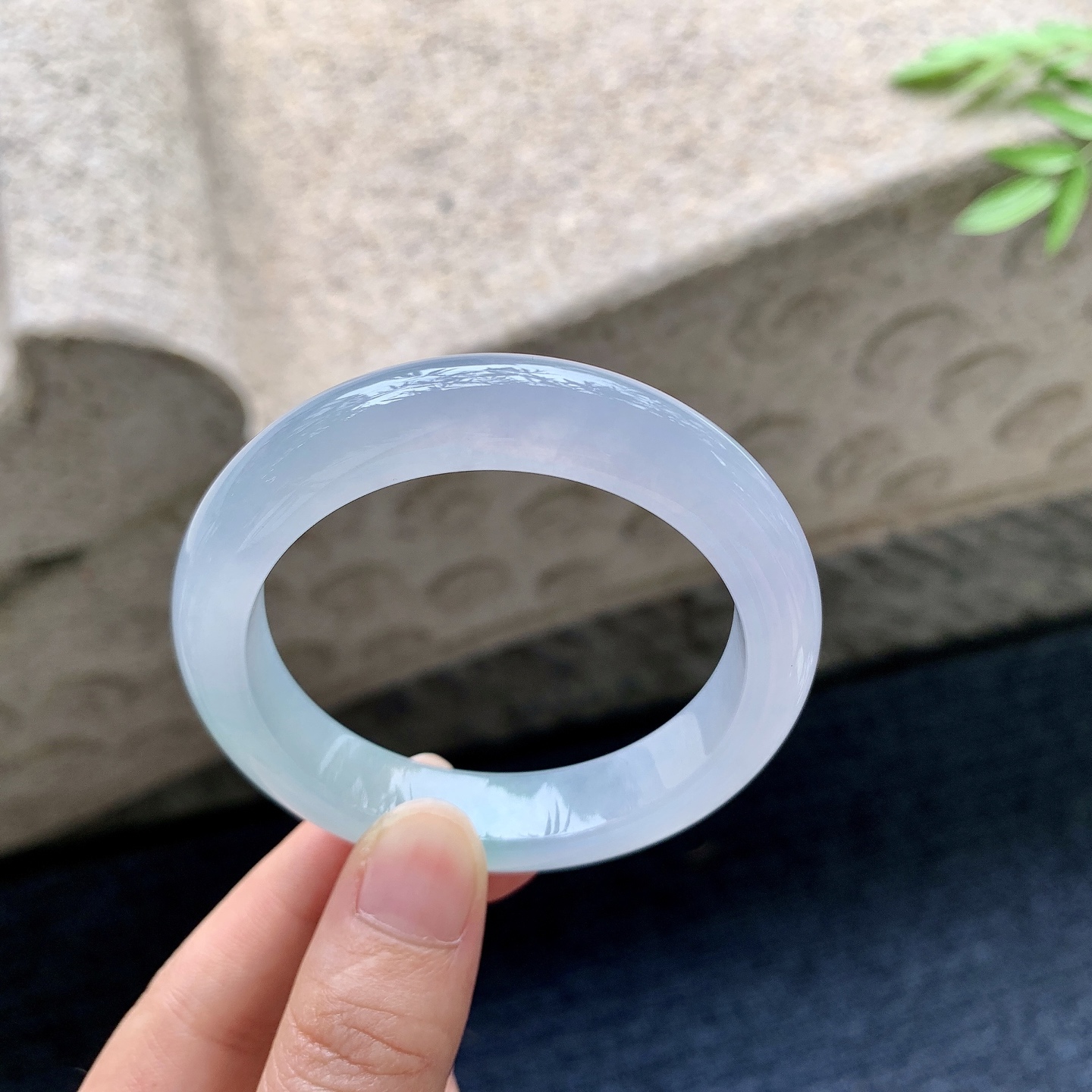 正圈49 50，圈口50.7/12.2/8.2，编码G7082919，描述糯冰飘绿，水润，种老，细腻，打灯有棉纹