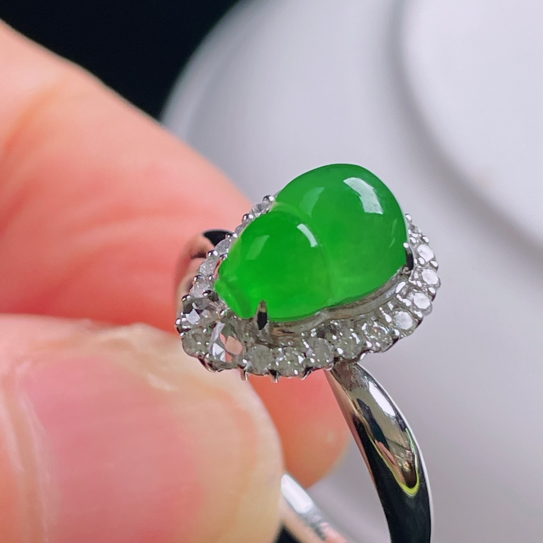 冰绿葫芦戒指，18k镶嵌，老种起光，细底通透，尺寸：裸石9.2/7/4.4mm0828