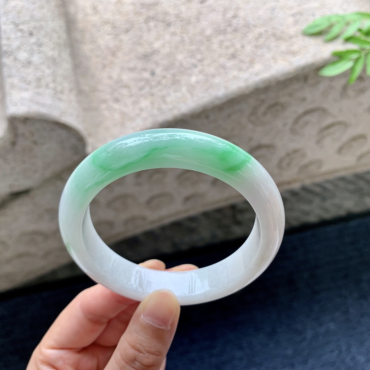 正圈57 58,圈口58/13/8.7,编码BA082904,描述细糯飘绿，水润，种老，细腻，无裂