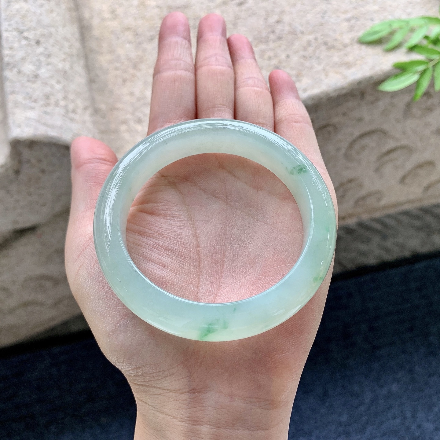 正圈54 55,圈口55.3/12.5/9,编码A2082916,描述糯冰淡绿飘绿，水润，种老，细腻