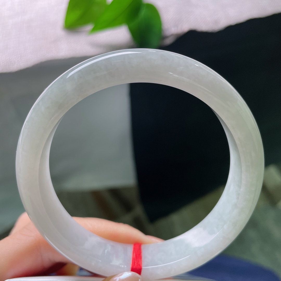 绿底正圈，侧纹，精细抛光工艺，镯面光亮莹润，光泽柔和不张扬，将玉石通透质感完整展现。ss57740a