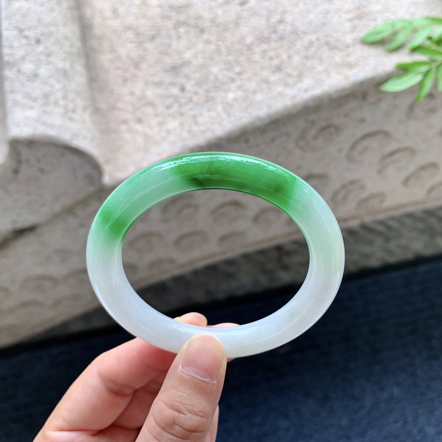 圆条51 52，圈口52/9/9，编码G9082934，描述细糯飘辣绿，水润，种老，细腻，有矿点