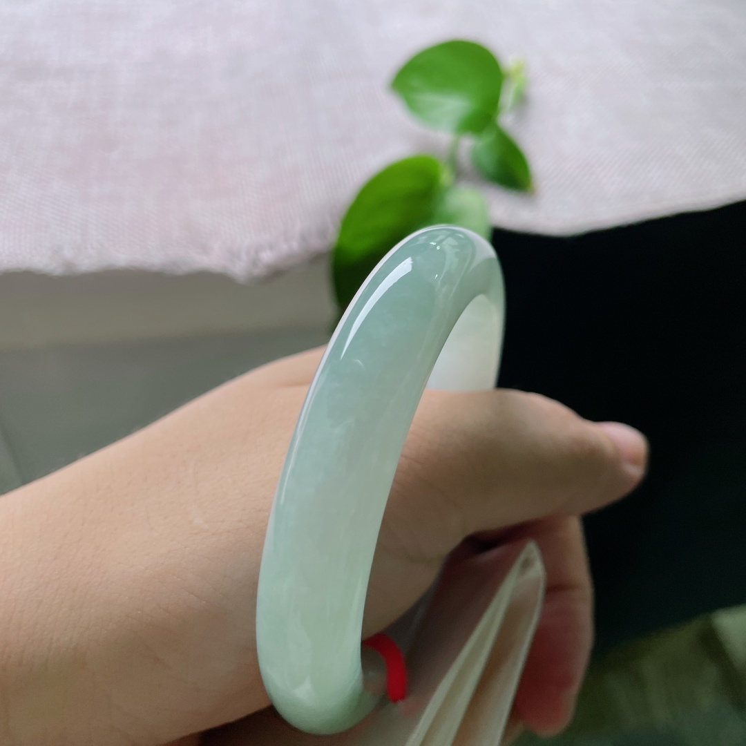 飘花正圈，无裂，浅绿柔光如水雾漫腕，清透素雅自带沉静气韵，ss55562a