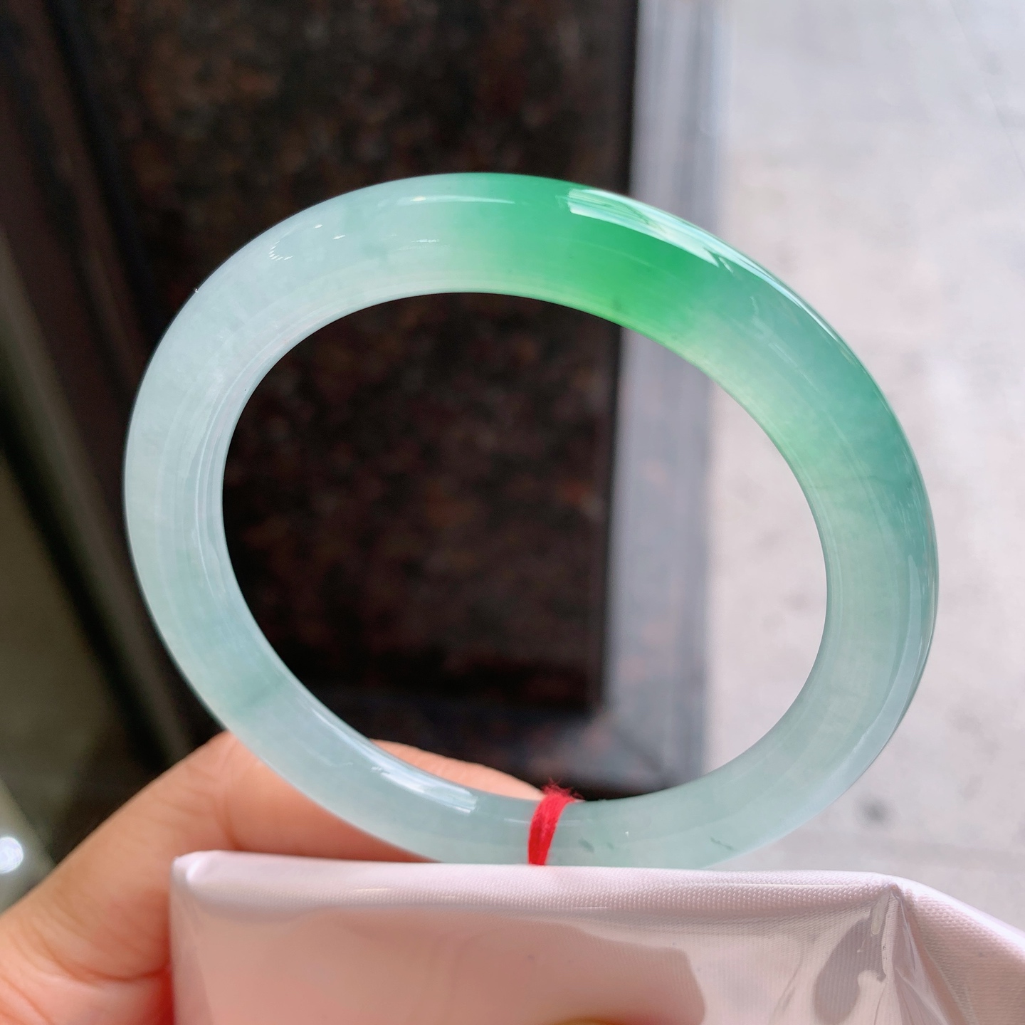 圆条冰飘绿 无裂 尺寸：56/8.6 种色俱佳
