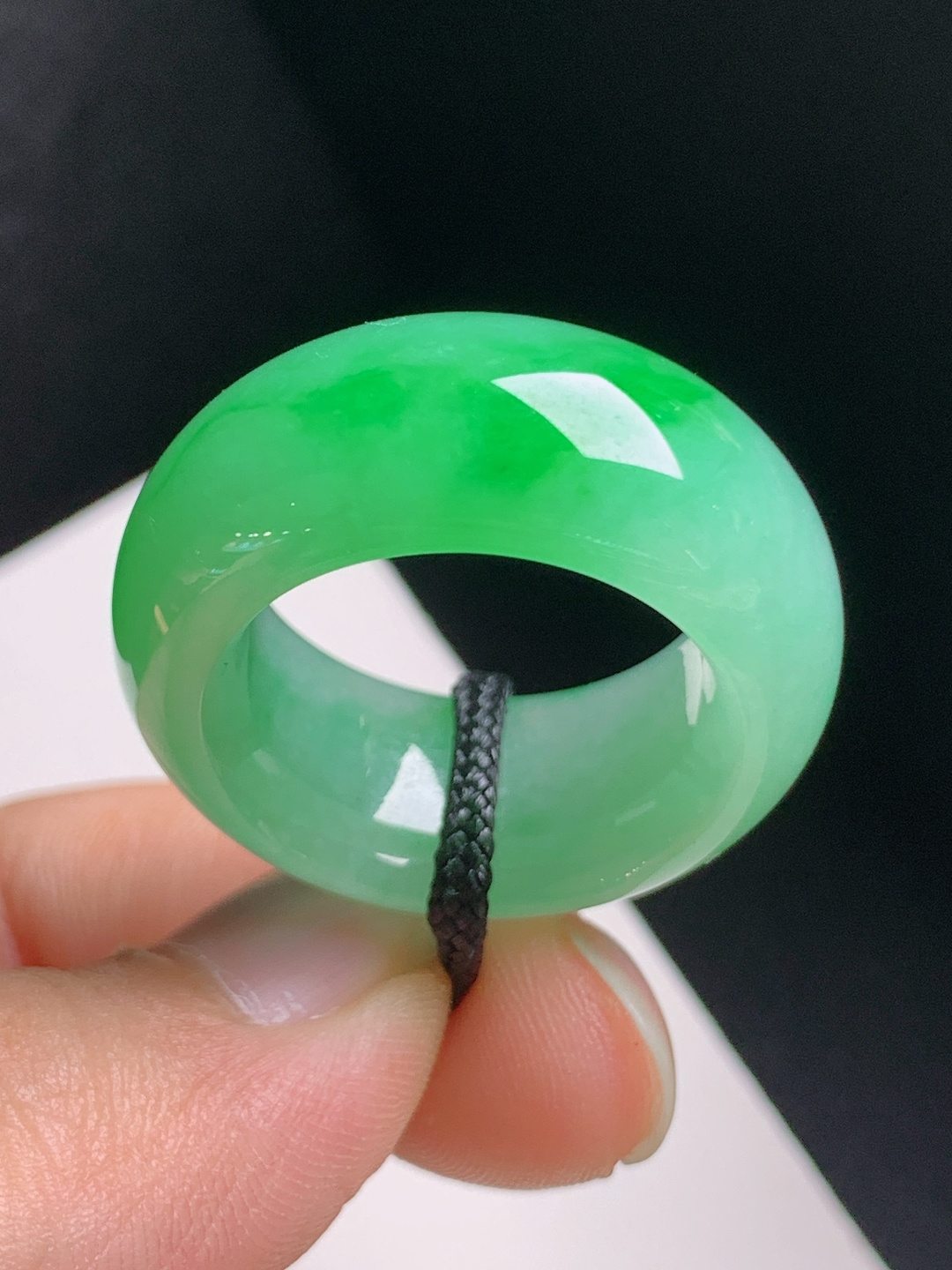 冰种绿指环，色泽明艳，玉质温润，大气显贵,裸石30.3-12.1-5.8,圈口21,080825