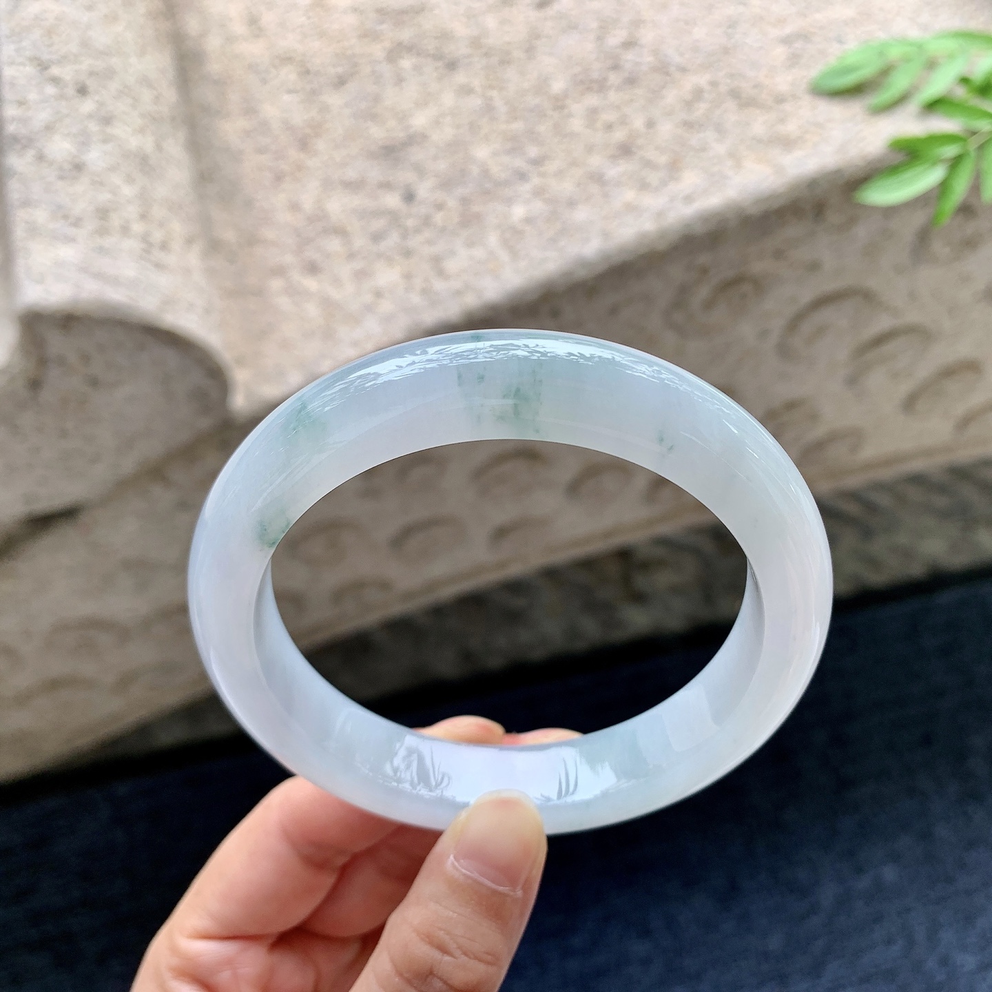 正圈64 65，圈口64.2/12.8/9.7，编码T1082947，糯冰飘花，水润，种老，细腻，无裂。