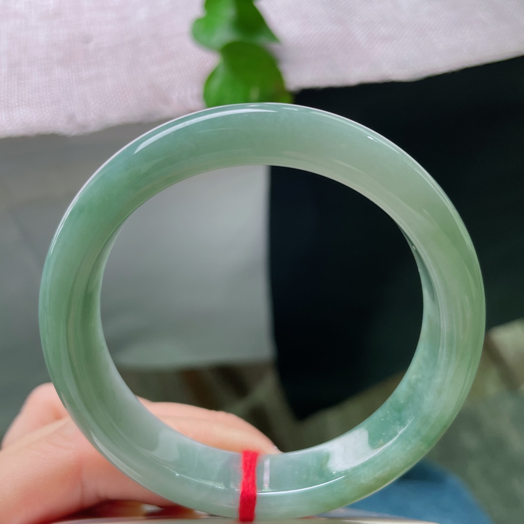 56/12.9/8.6，绿底正圈，无裂，油润蓝水，质地细腻柔光内敛，素雅耐看。ss54405a。