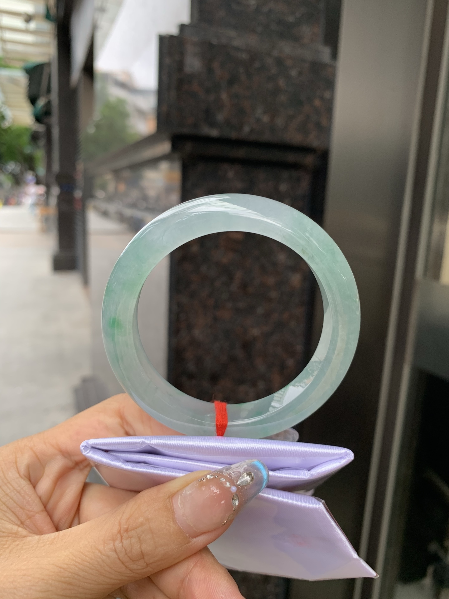 飘绿花正圈,打灯棉絮，底妆冰透，冰底中开出了朵朵绿花，飘花灵动飘逸，勾勒出一幅唯美诗意的山水意境画，古典优雅又秀气