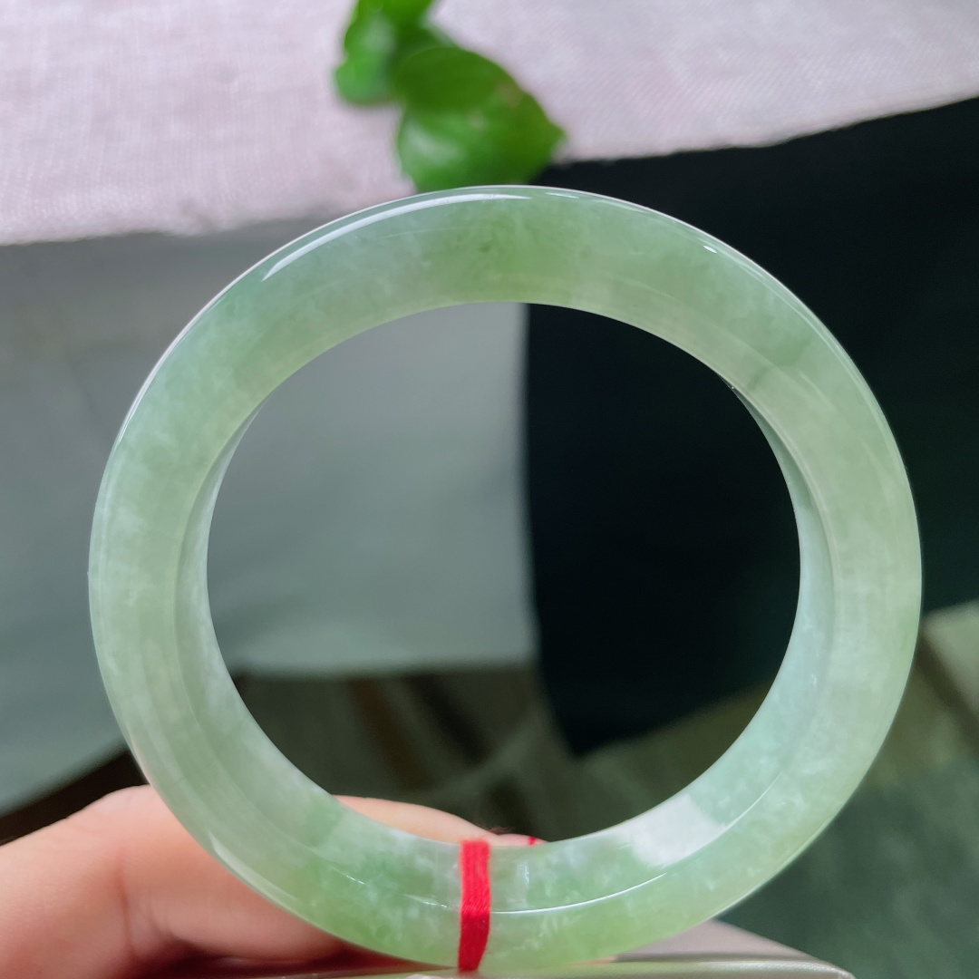 绿底正圈，晶体感，晴水冰种翡翠镯，翠色鲜嫩温润，似春风拂过万物复苏，清新灵动。ss54992a。