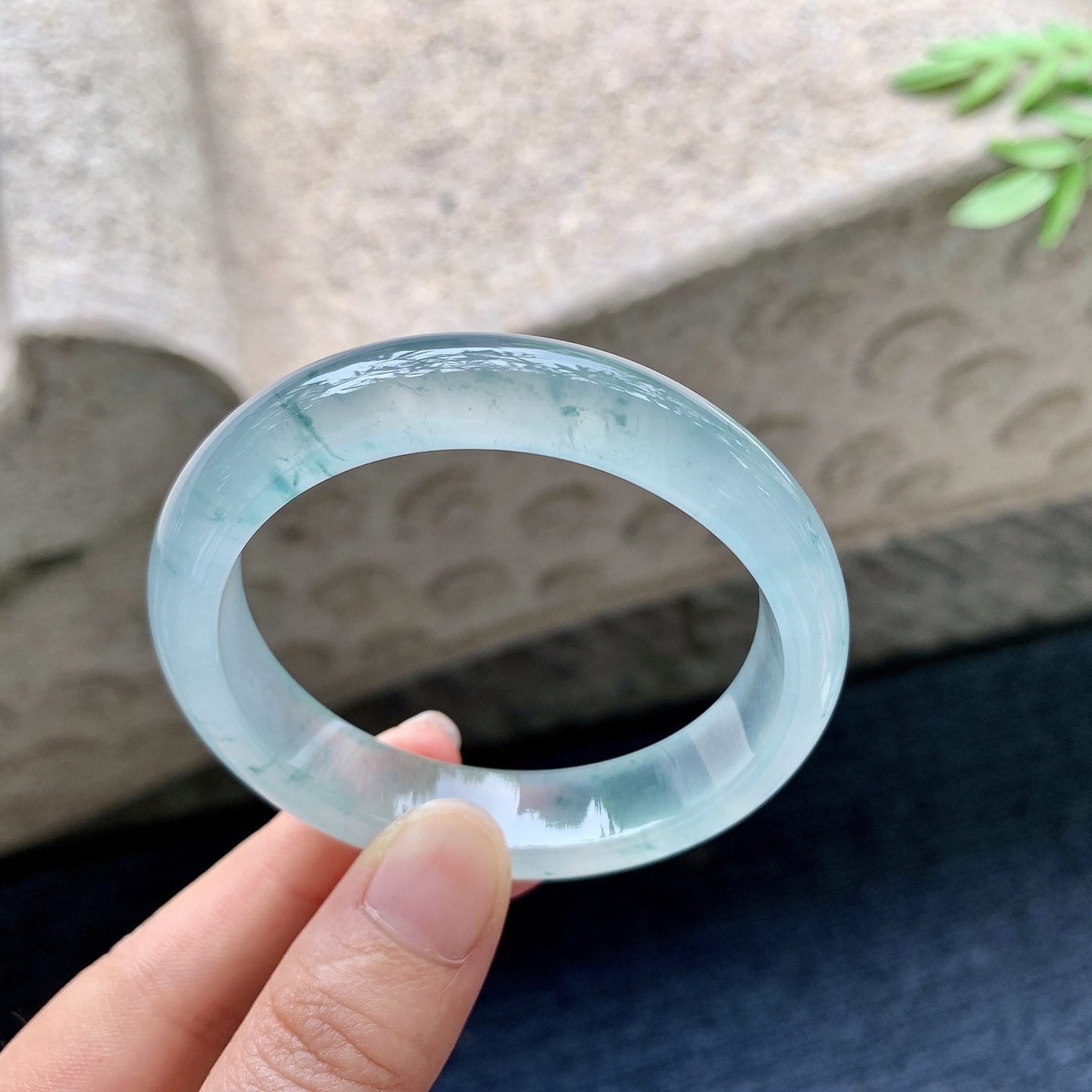 贵妃53 54,圈口54/46.5/12.7/7.6,编码N2082925,描述冰种飘花，清透，水润，种老，细腻，无裂
