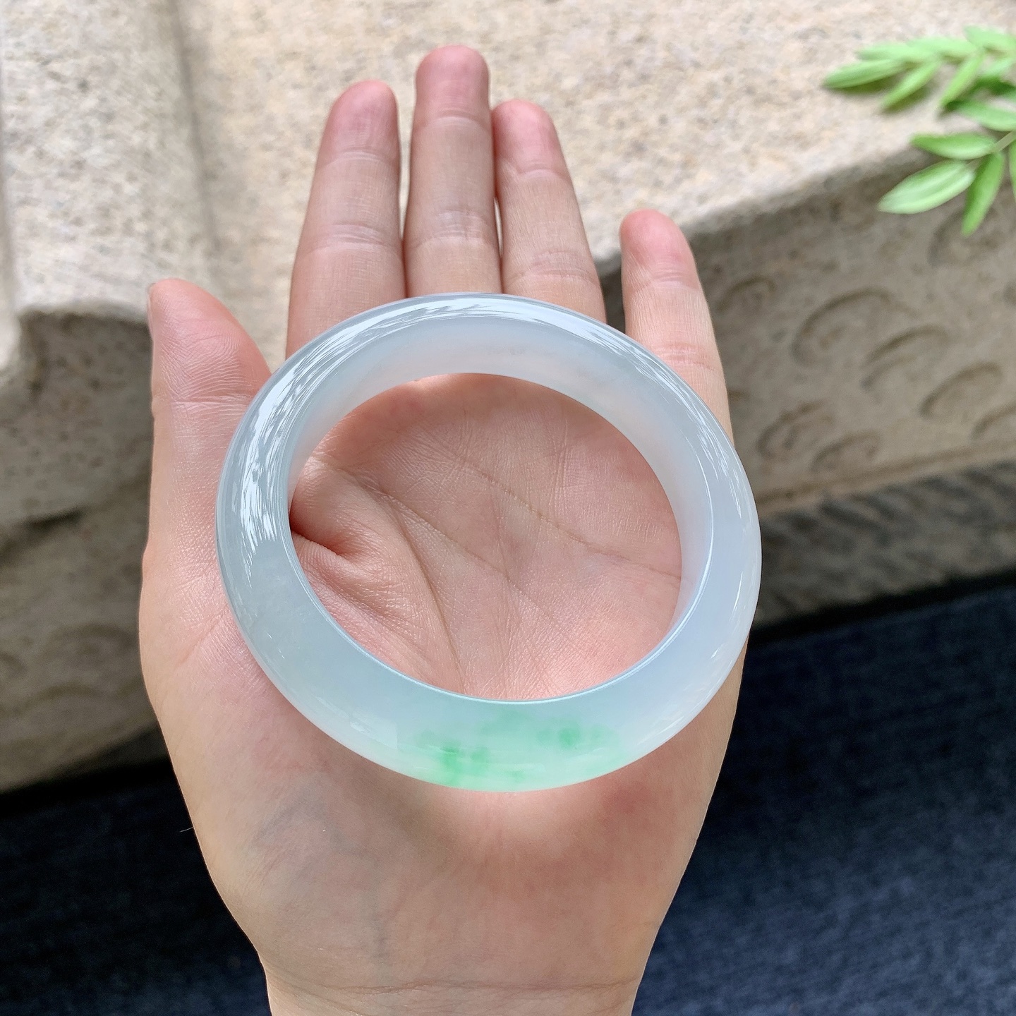 正圈53 54，圈口54.7/12.9/9.1，编码G7082927，冰糯飘绿，水润，种老，细腻，无