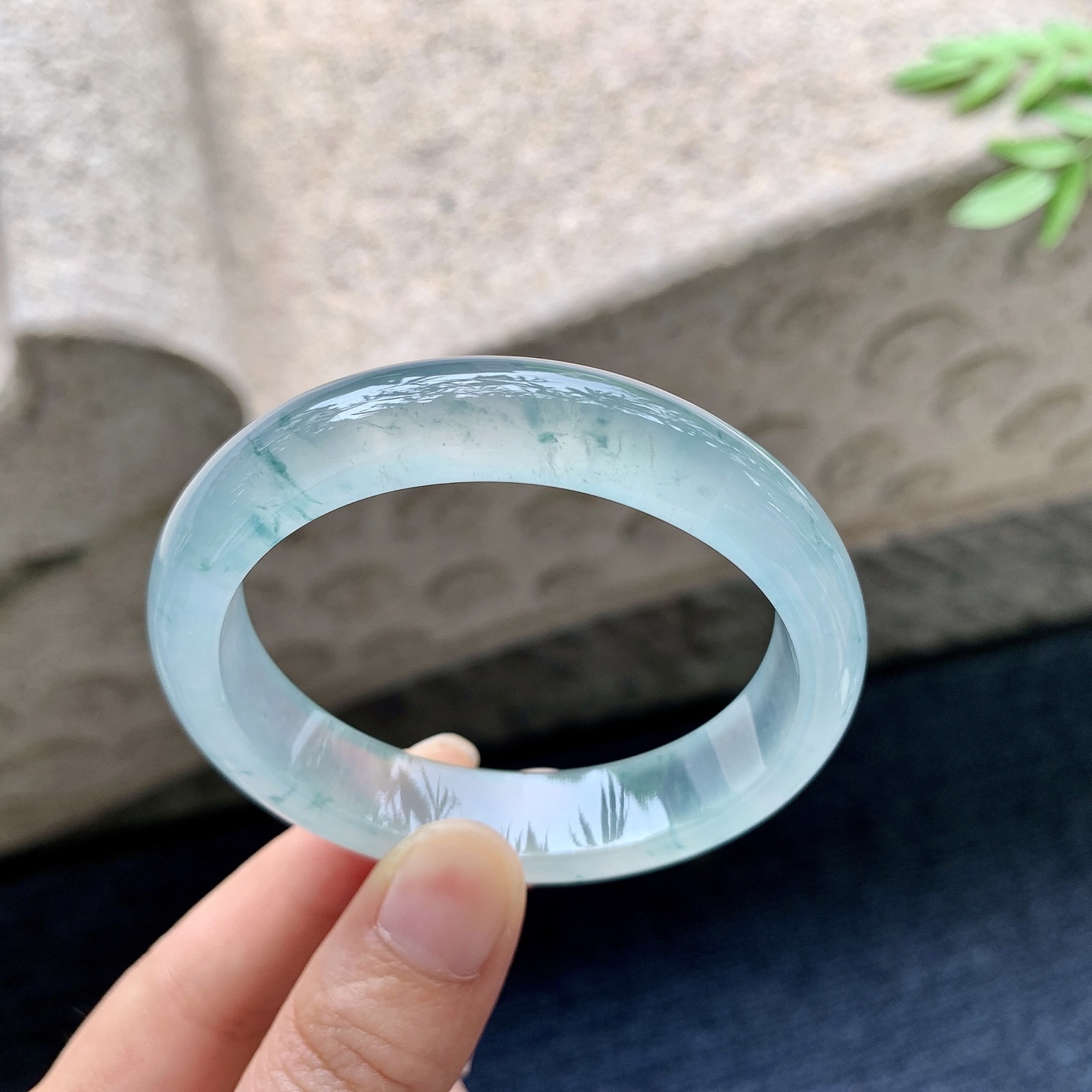 贵妃53 54,圈口54/46.5/12.7/7.6,编码N2082925,描述冰种飘花，清透，水润，种老，细腻，无裂
