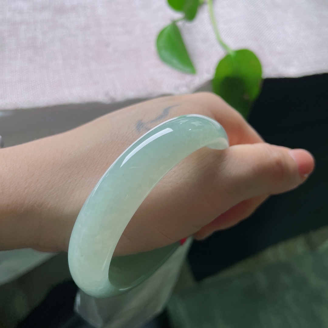 冰油贵妃，一点皮纹，冰透晴水平安镯，一抹清雅湖绿，把春日静水戴在腕上。ss ss56985a
