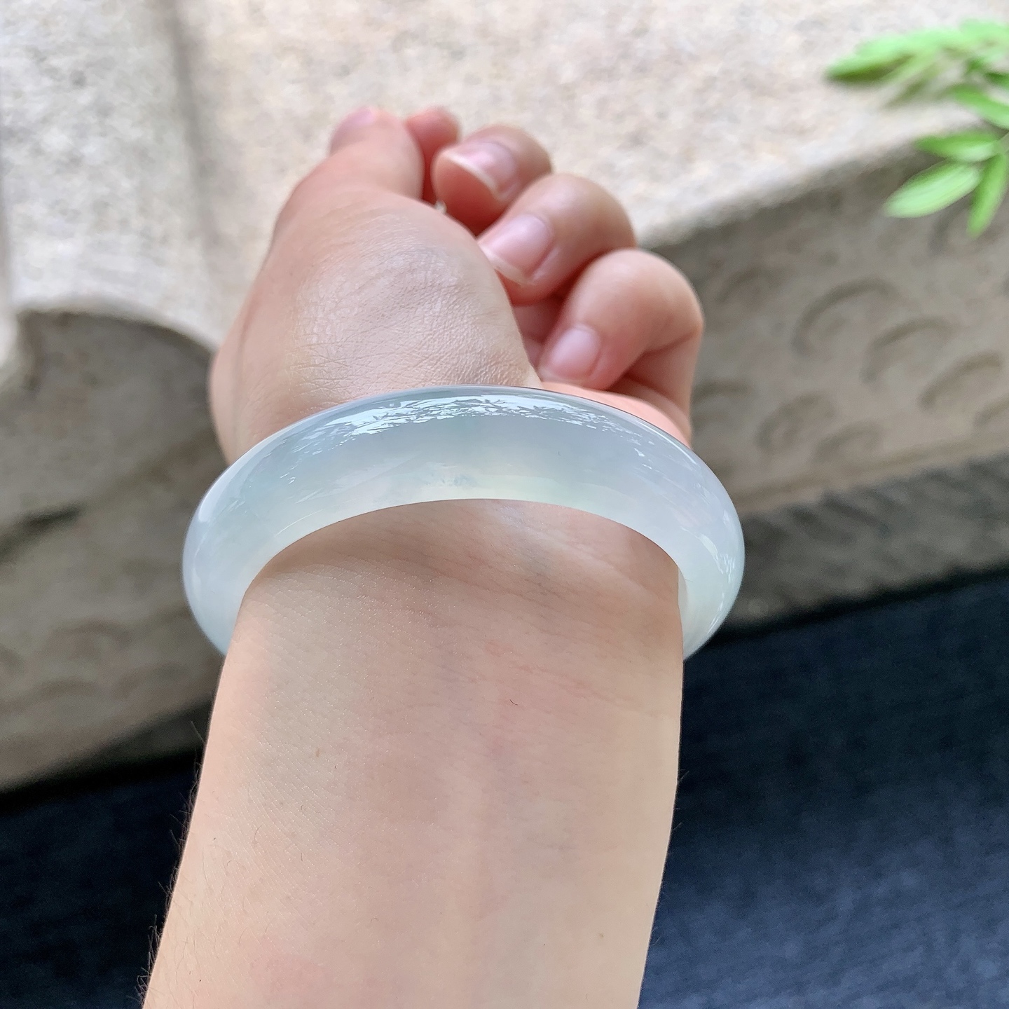 正圈49 50，圈口50.3/12/7.4，编码A2082908，冰糯底色，水润，种老，细腻，打灯有棉纹