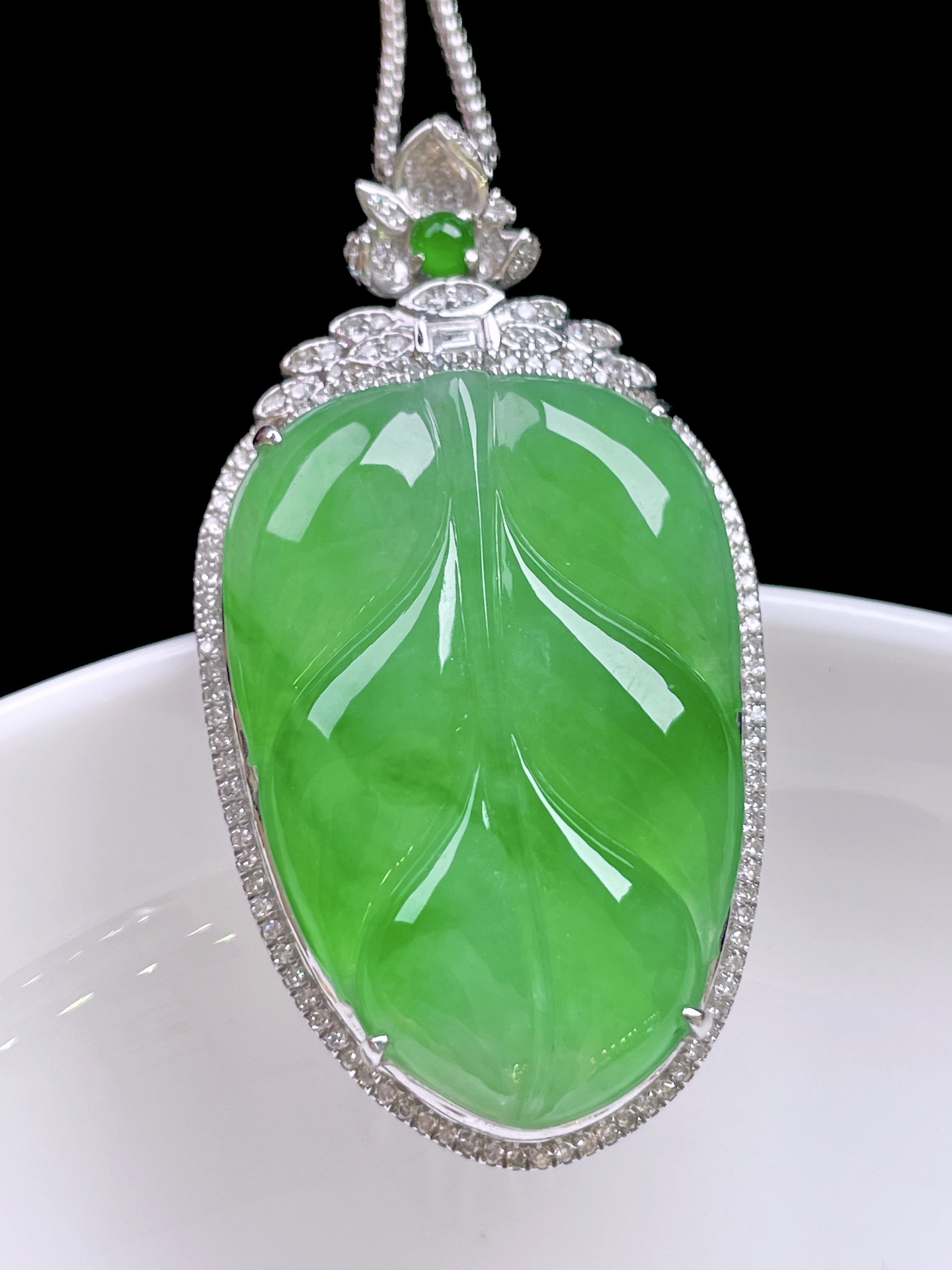 阳绿家大业大,色泽鲜艳，种老水润，18k金镶嵌,整体：43.8/23.5/9.7,裸石：30.2/20.5