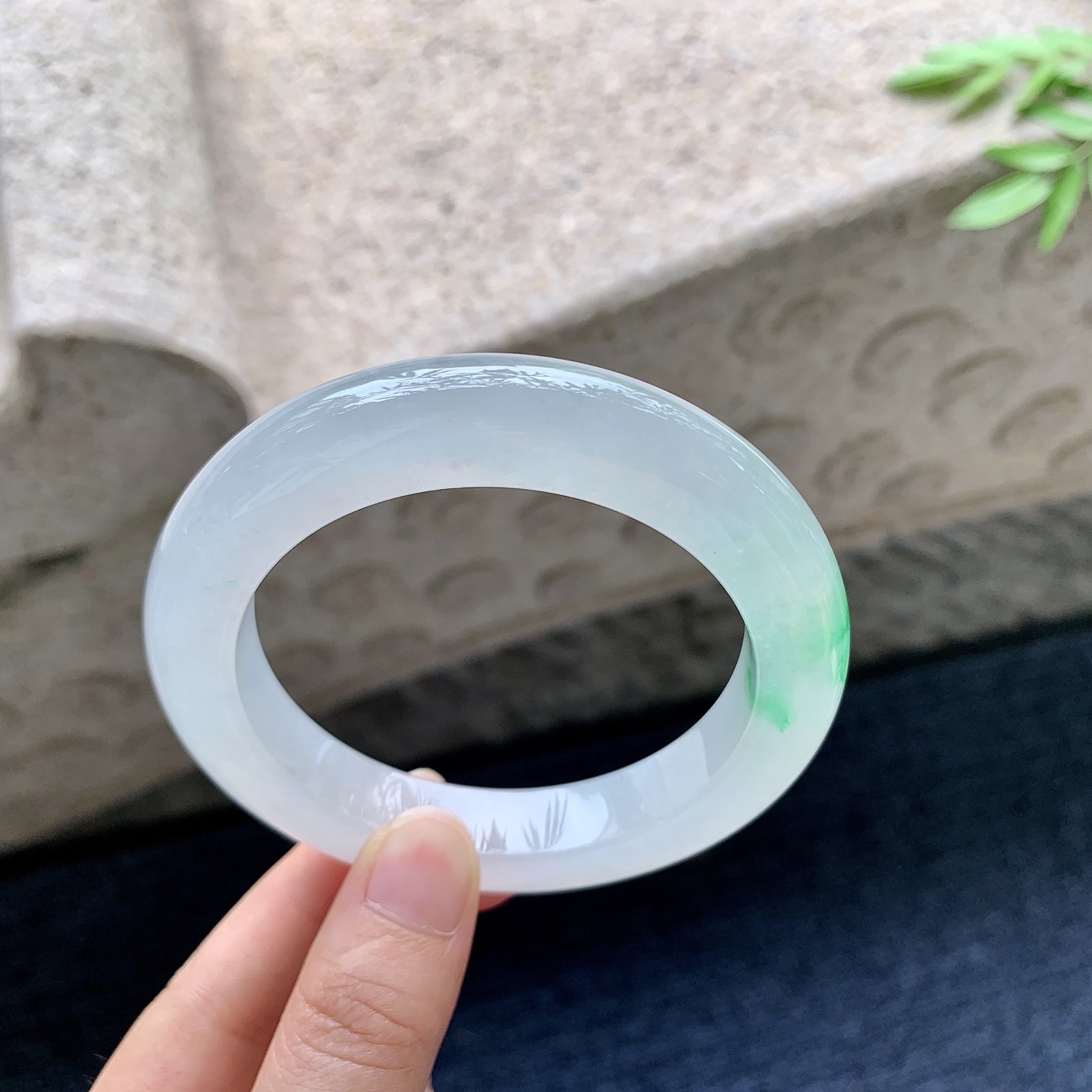 正圈57 58，圈口58.8/12.1/11，编码GJ082940，冰飘绿，清透，水润，种老，细腻，打灯有絮线