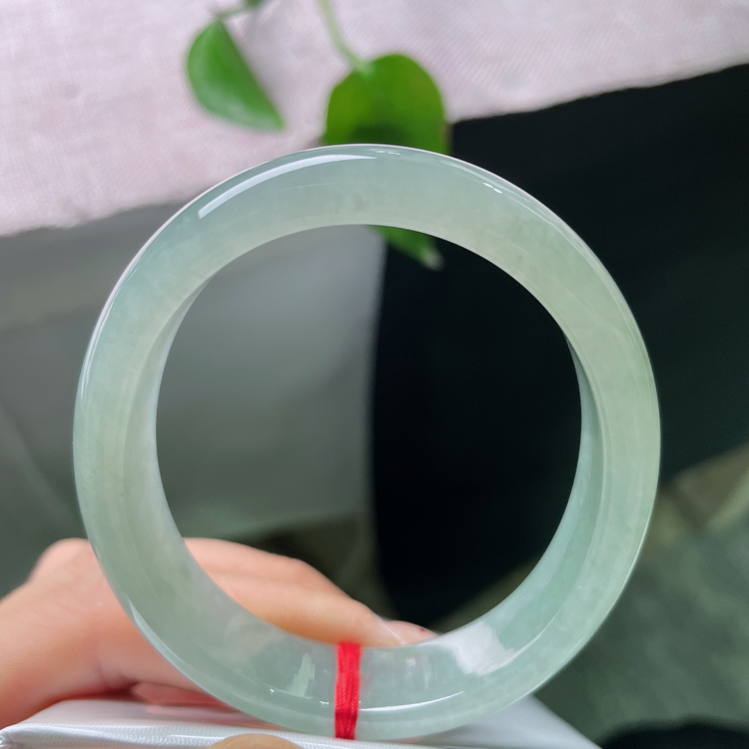 冰油贵妃，一点皮纹，冰透晴水平安镯，一抹清雅湖绿，把春日静水戴在腕上。ss ss56985a