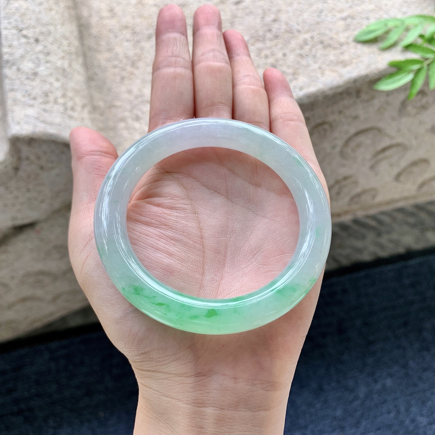 圆条55 56,圈口56/10.2/10,编码G9082932,糯冰飘绿，水润，种老，细腻，有纹线