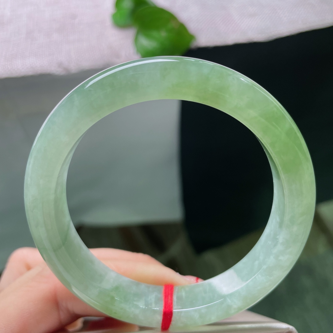 绿底正圈，晶体感，晴水冰种翡翠镯，翠色鲜嫩温润，似春风拂过万物复苏，清新灵动。ss54992a。