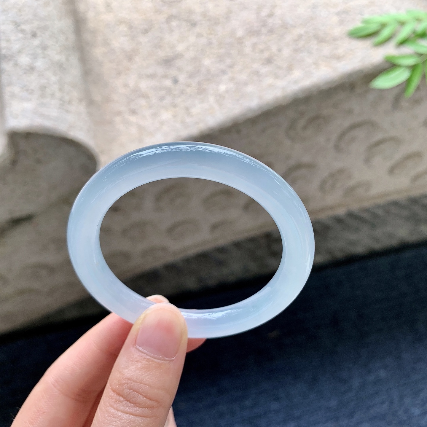 圆条48 49,圈口49.6/8.2/8.2,编码G9082933,冰糯紫底，水润，种老，细腻，有纹线