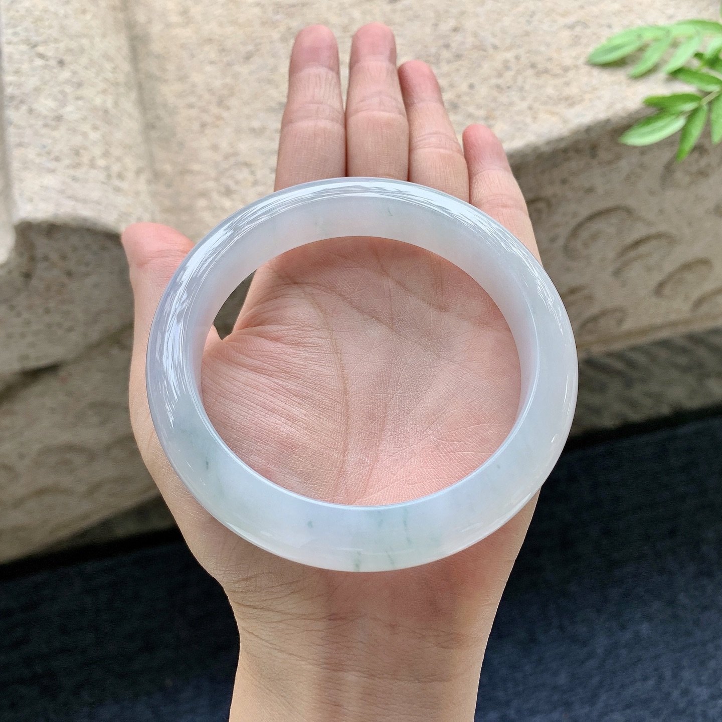 正圈64 65，圈口64.2/12.8/9.7，编码T1082947，糯冰飘花，水润，种老，细腻，无