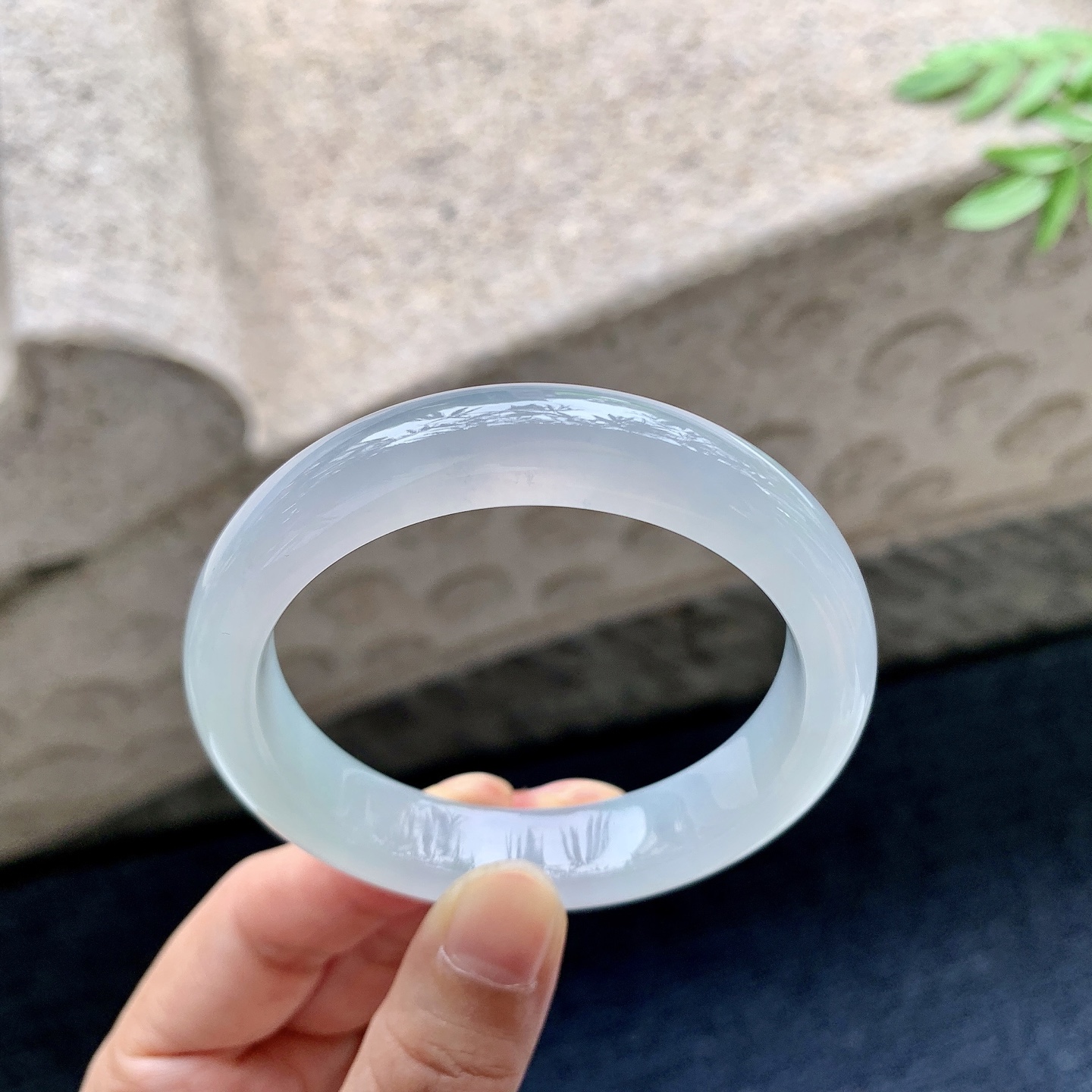 正圈51 52,圈口52.5/11.8/8,A2082918,糯冰底色，水润，种老，细腻，打灯有纹线
