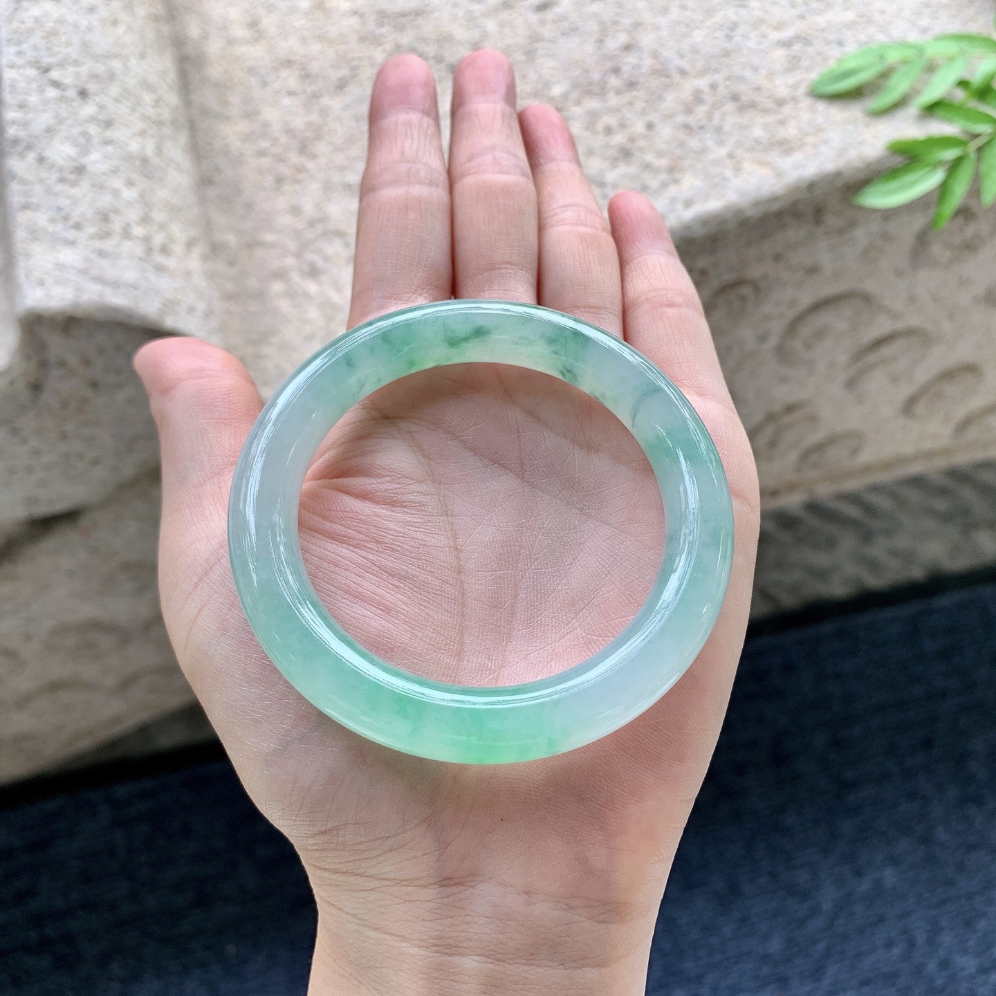圆条51 52,圈口52.6/10.3/9.6,编码A2082909,冰糯飘绿花，水润，种老，细腻，有纹线