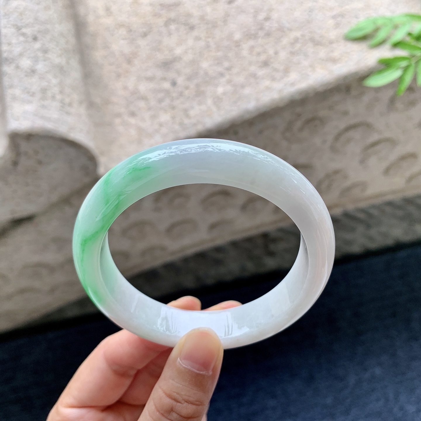 正圈57 58,圈口58/13/8.7,编码BA082904,描述细糯飘绿，水润，种老，细腻，无裂