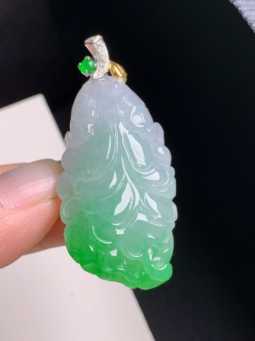 冰种绿白菜吊坠，翠色鲜亮，做工精致，百财聚来
