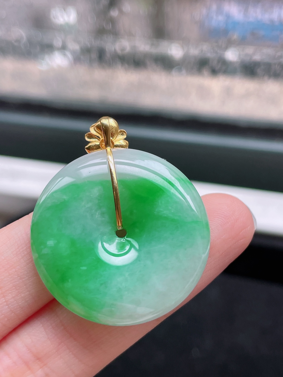 冰阳绿平安扣,色泽鲜艳，种老水润，18k金镶嵌,整体：36.5,裸石：30.3/6