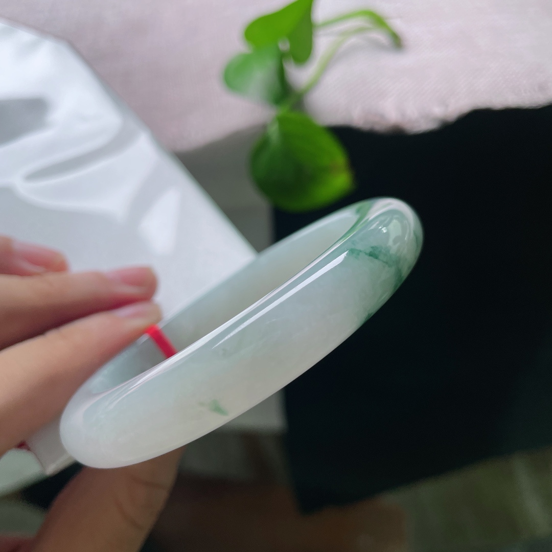 飘花正圈，底色清透白净，点缀一丛浓绿飘花，花色灵动集中，玉质通透带柔和胶感，素雅底色衬得一抹翠色格外亮眼，简约秀气，日常佩戴清新耐看，皮纹。ss55364a