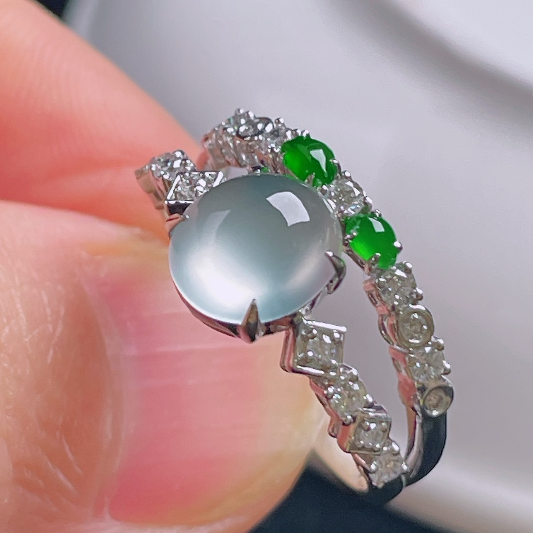 戒指，18k镶嵌，老种起光，细底通透，尺寸：裸石7.9/7.3/4mm0828