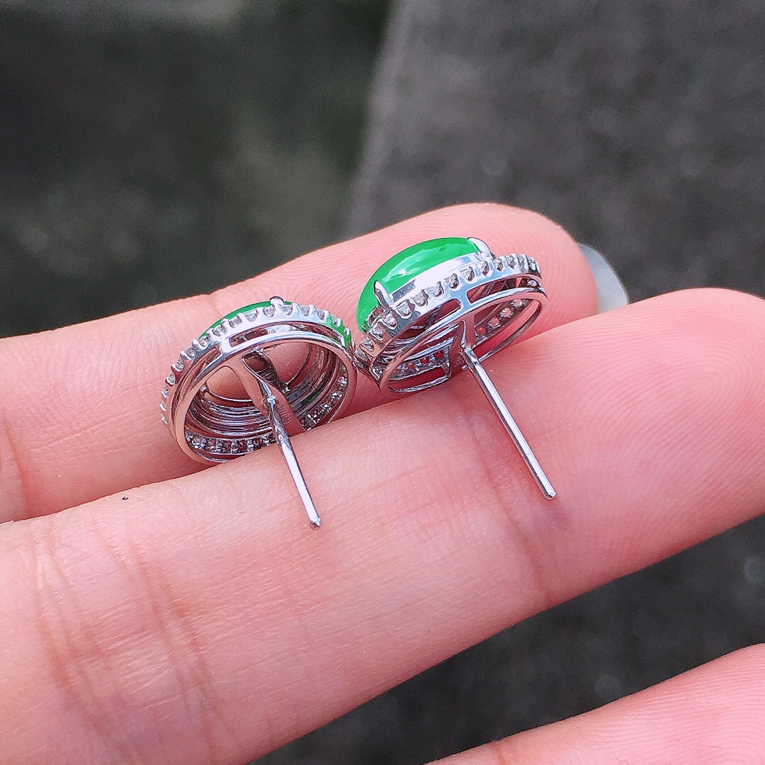 阳绿蛋面耳钉，色泽均匀艳丽，玉质细腻，荧光感超
强，饱满圆润，简单大方，尽显优雅气质，18k
金豪华镶嵌