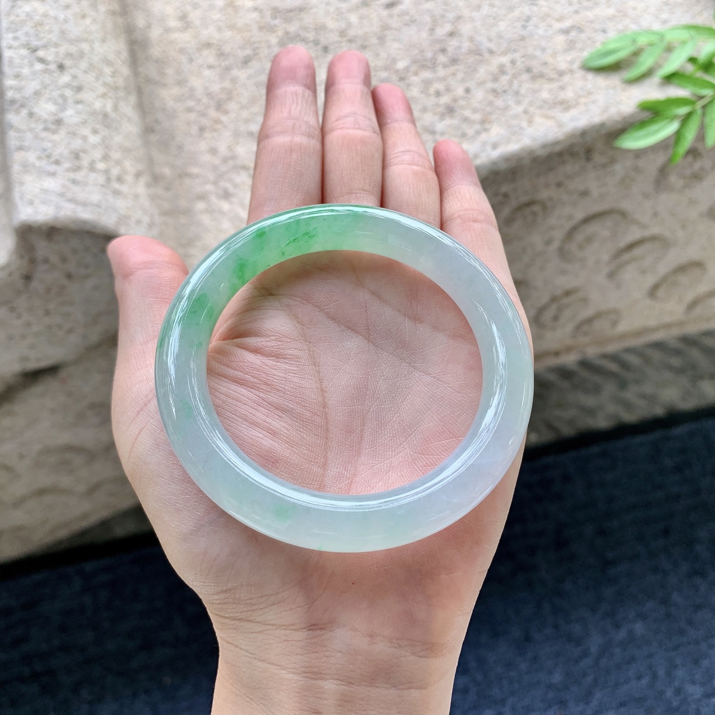 圆条55 56,圈口56/10.2/10,编码G9082932,糯冰飘绿，水润，种老，细腻，有纹线