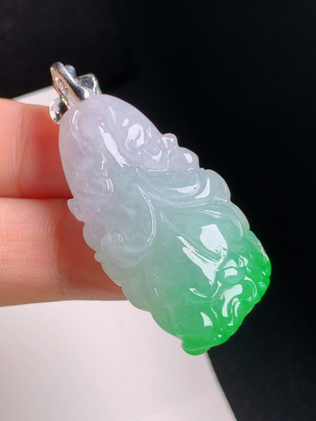 冰种绿白菜吊坠，翠色鲜亮，做工精致，百财聚来