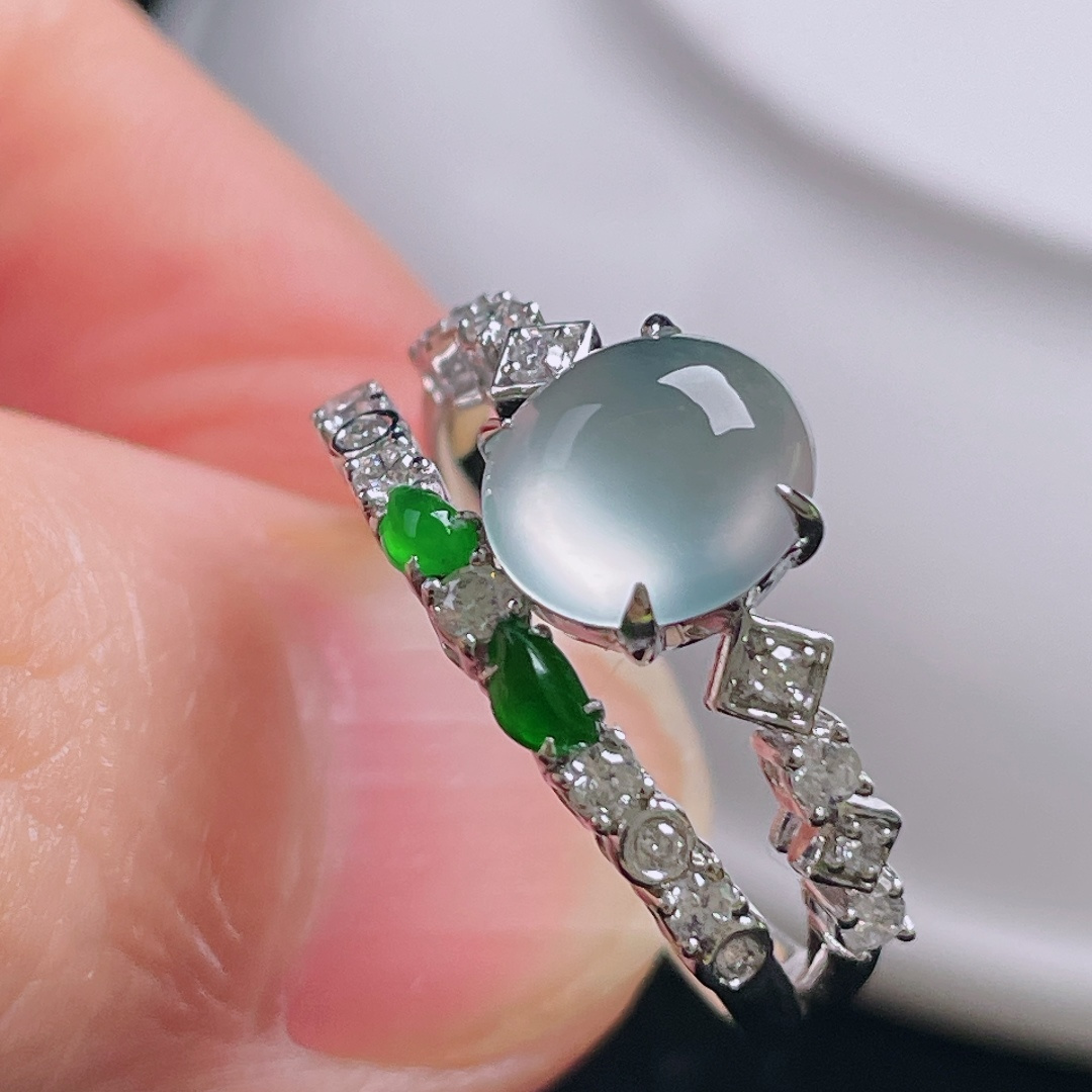 戒指，18k镶嵌，老种起光，细底通透，尺寸：裸石7.9/7.3/4mm0828