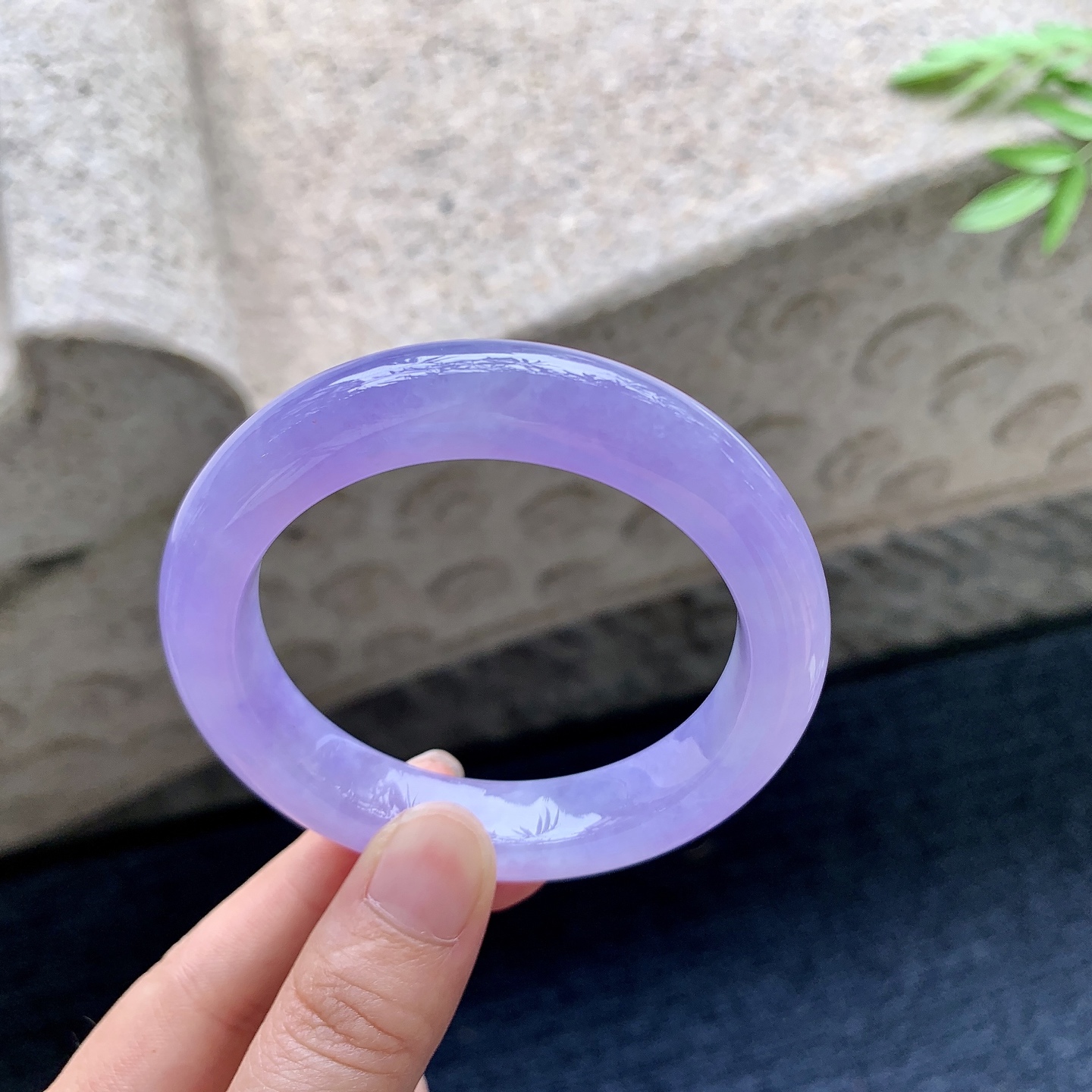 正圈53 54，圈口54.3/11.8/9.4，编码N2082924，冰糯妖紫，色艳，水润，种老，细腻，无裂