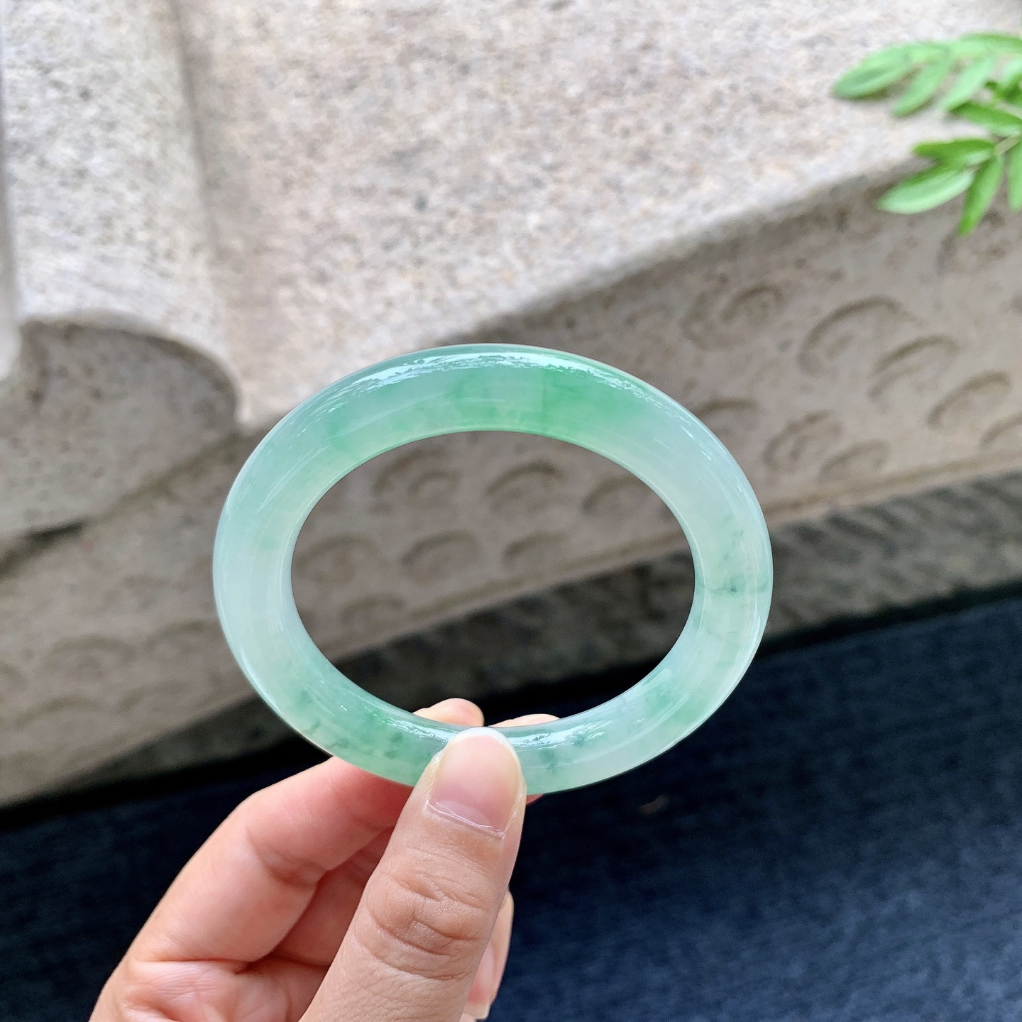 圆条51 52,圈口52.6/10.3/9.6,编码A2082909,冰糯飘绿花，水润，种老，细腻，有纹线