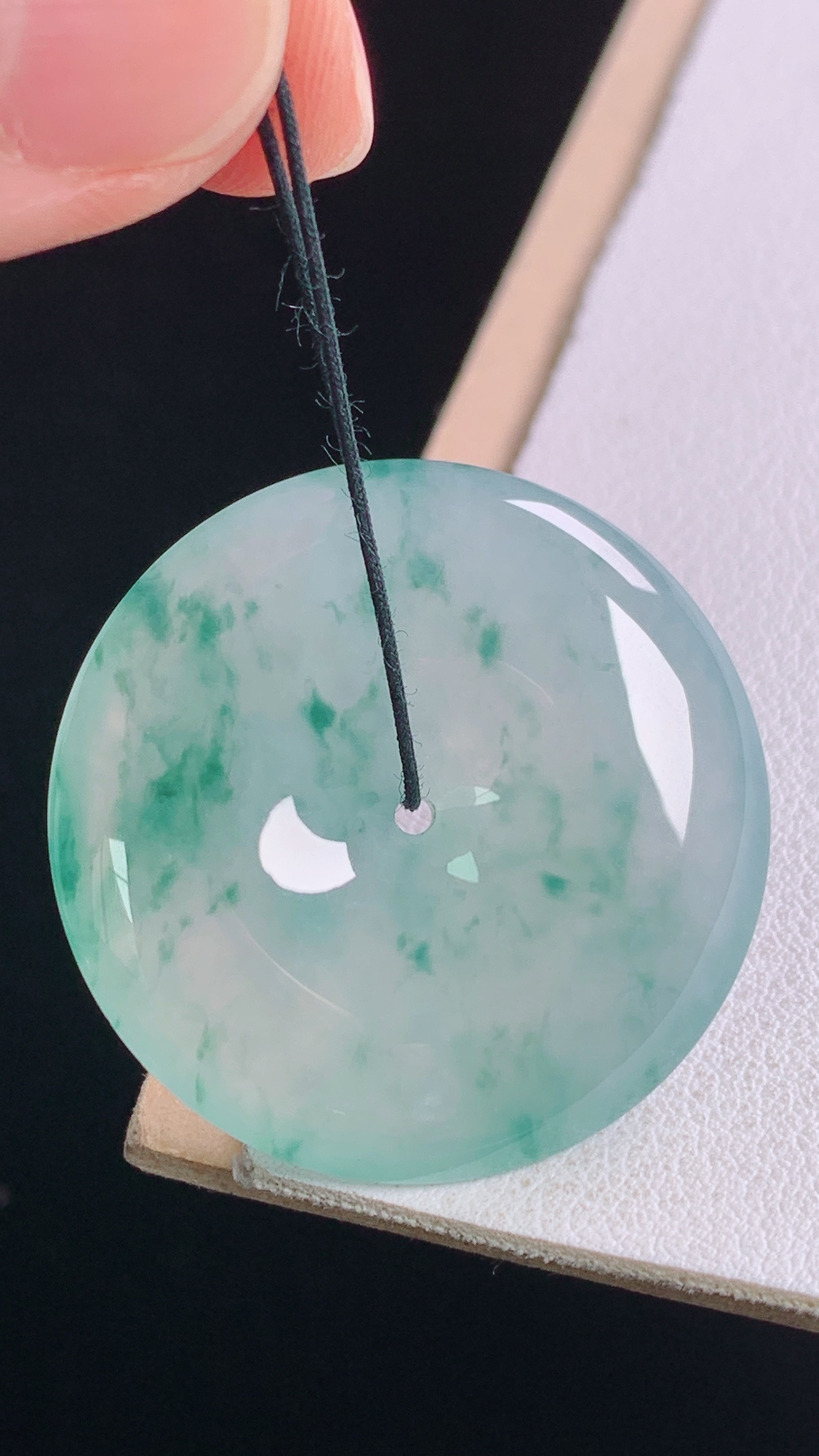冰飘花平安扣，花色灵动，清爽通透，无裂，尺寸:31.8-6.4mm