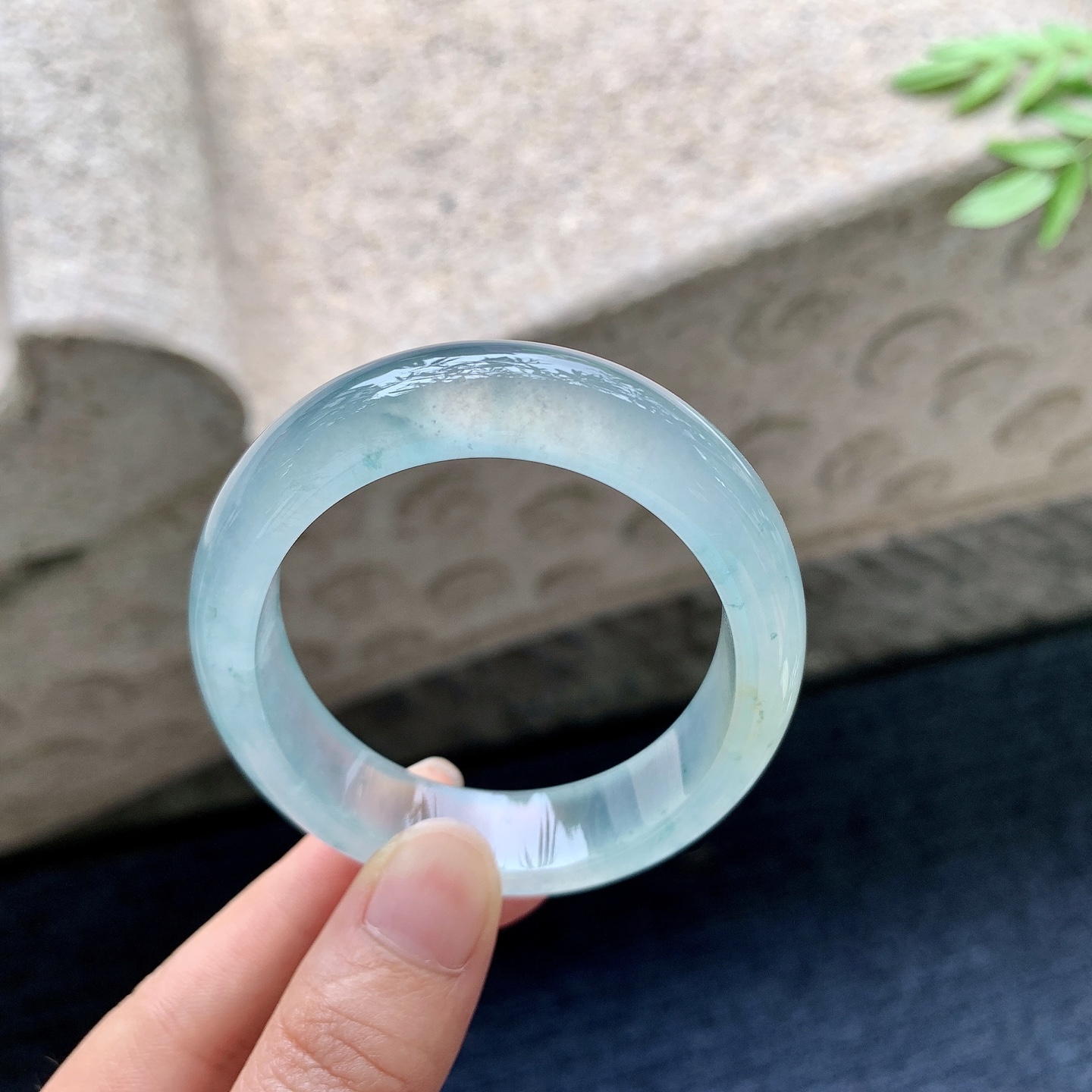 贵妃53 54,圈口54/46.5/12.7/7.6,编码N2082925,描述冰种飘花，清透，水润，种老，细腻，无裂