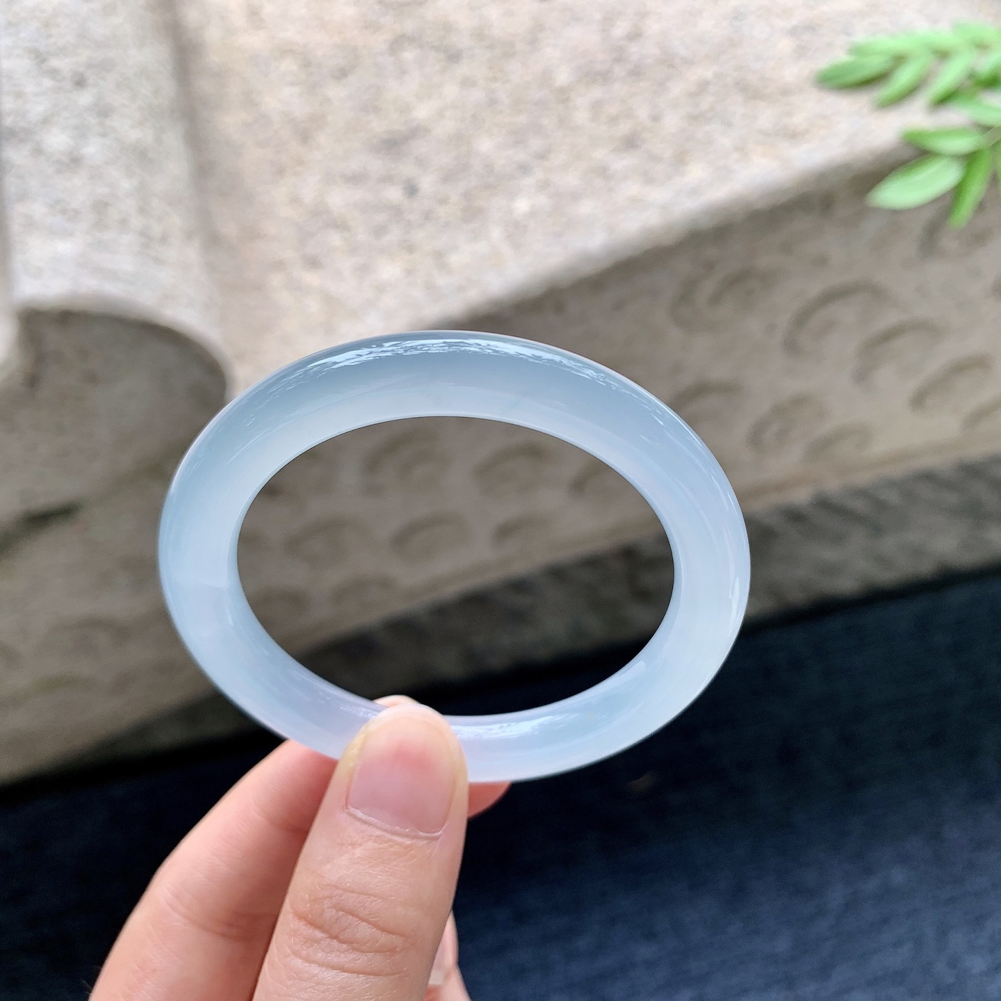 圆条48 49,圈口49.6/8.2/8.2,编码G9082933,冰糯紫底，水润，种老，细腻，有纹线